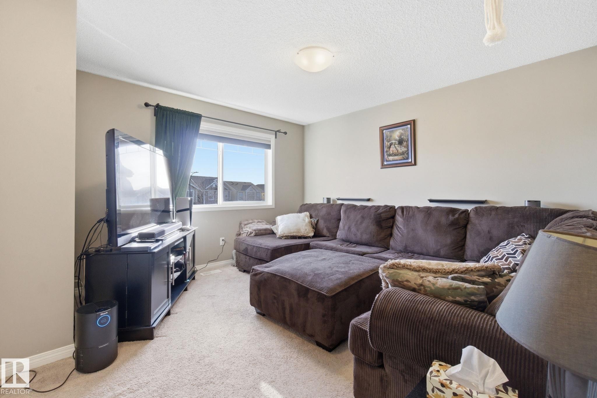 Living room with carpet and a textured ceiling - 3087 Arthurs Crescent, Edmonton, AB - Indoor Photo Showing Living Room