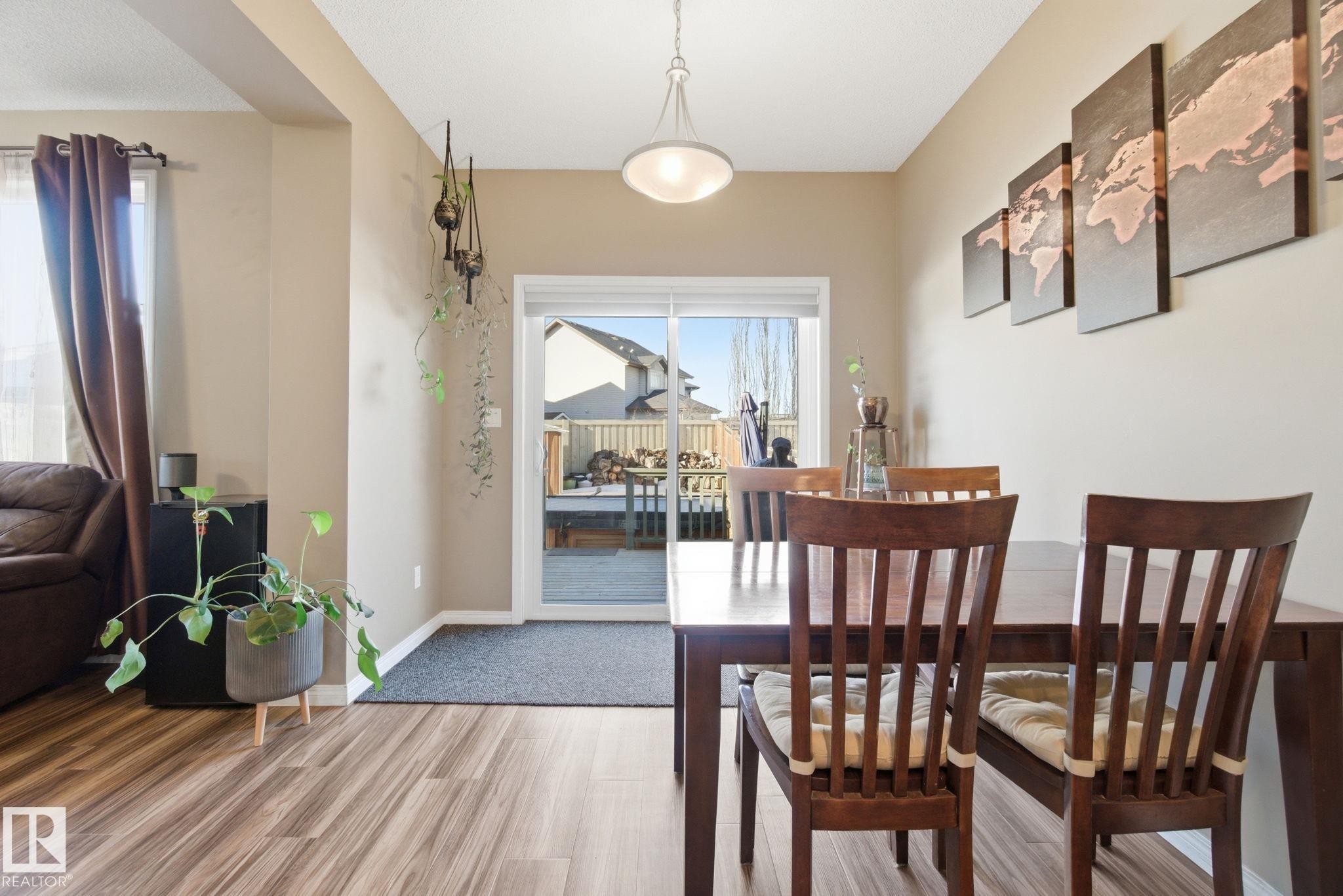 Dining space with wood finished floors and baseboards - 3087 Arthurs Crescent, Edmonton, AB - Indoor Photo Showing Dining Room