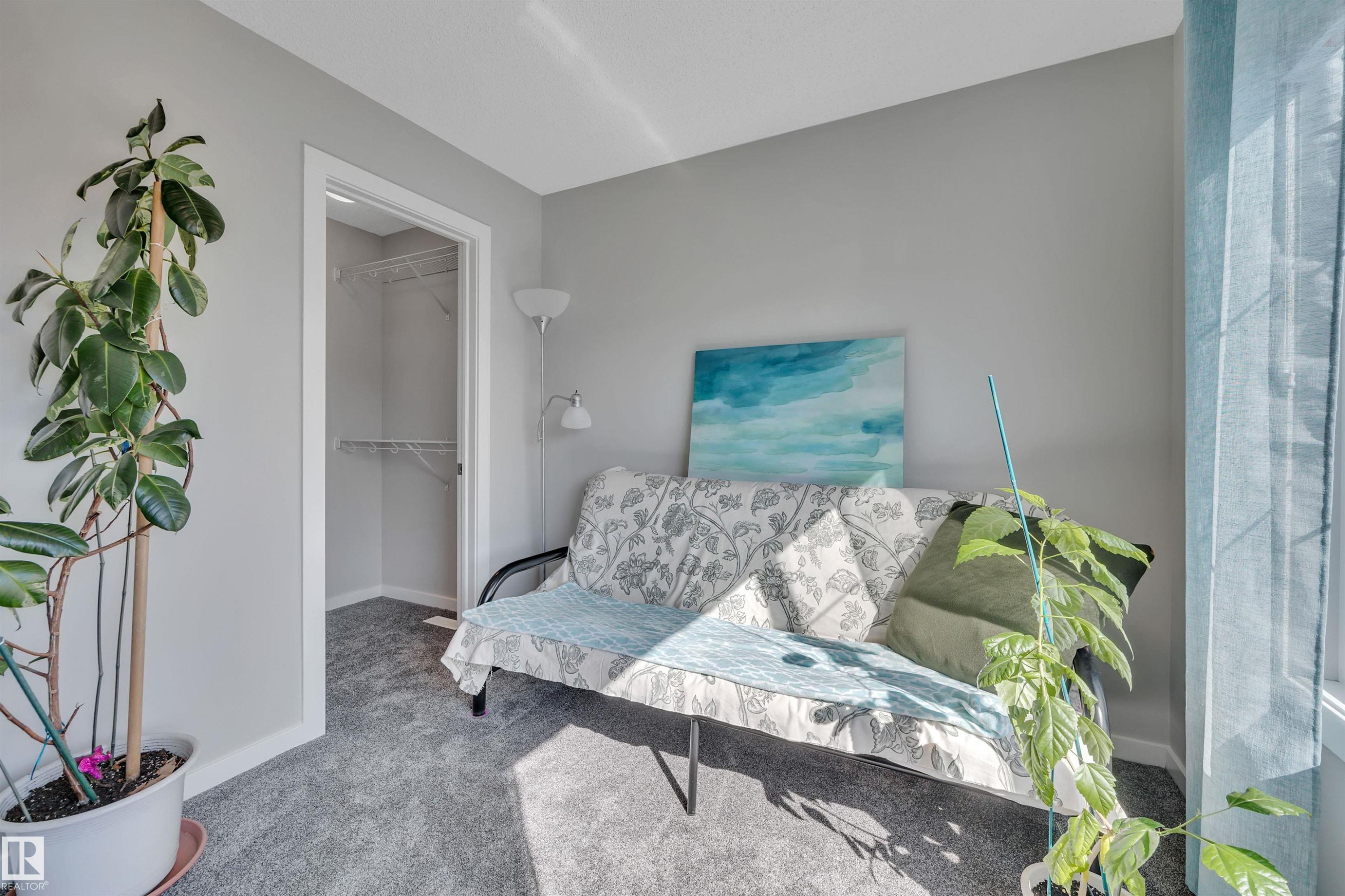 Sitting room with carpet floors and baseboards - 157 Larch Crescent, Leduc, AB - Indoor Photo Showing Bedroom