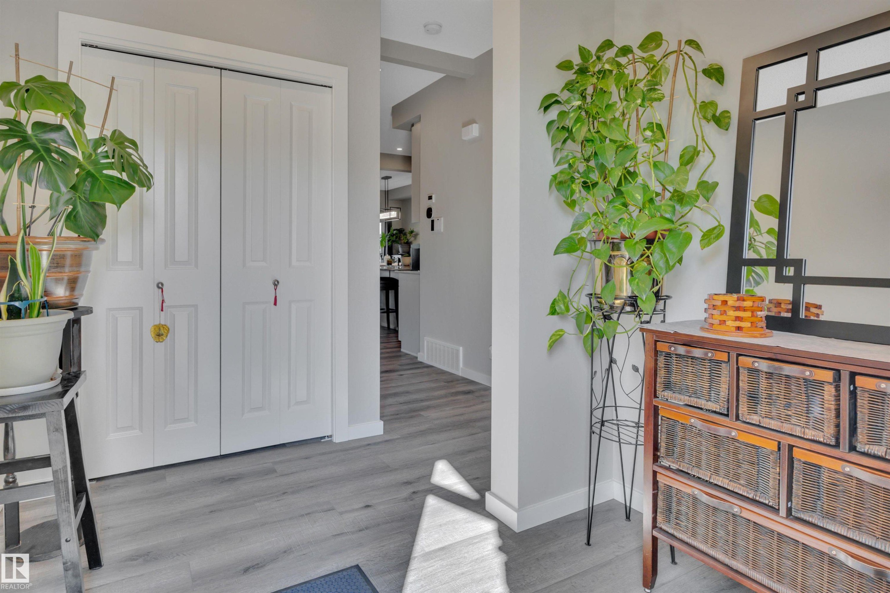 Entryway featuring wood finished floors and baseboards - 157 Larch Crescent, Leduc, AB - Indoor