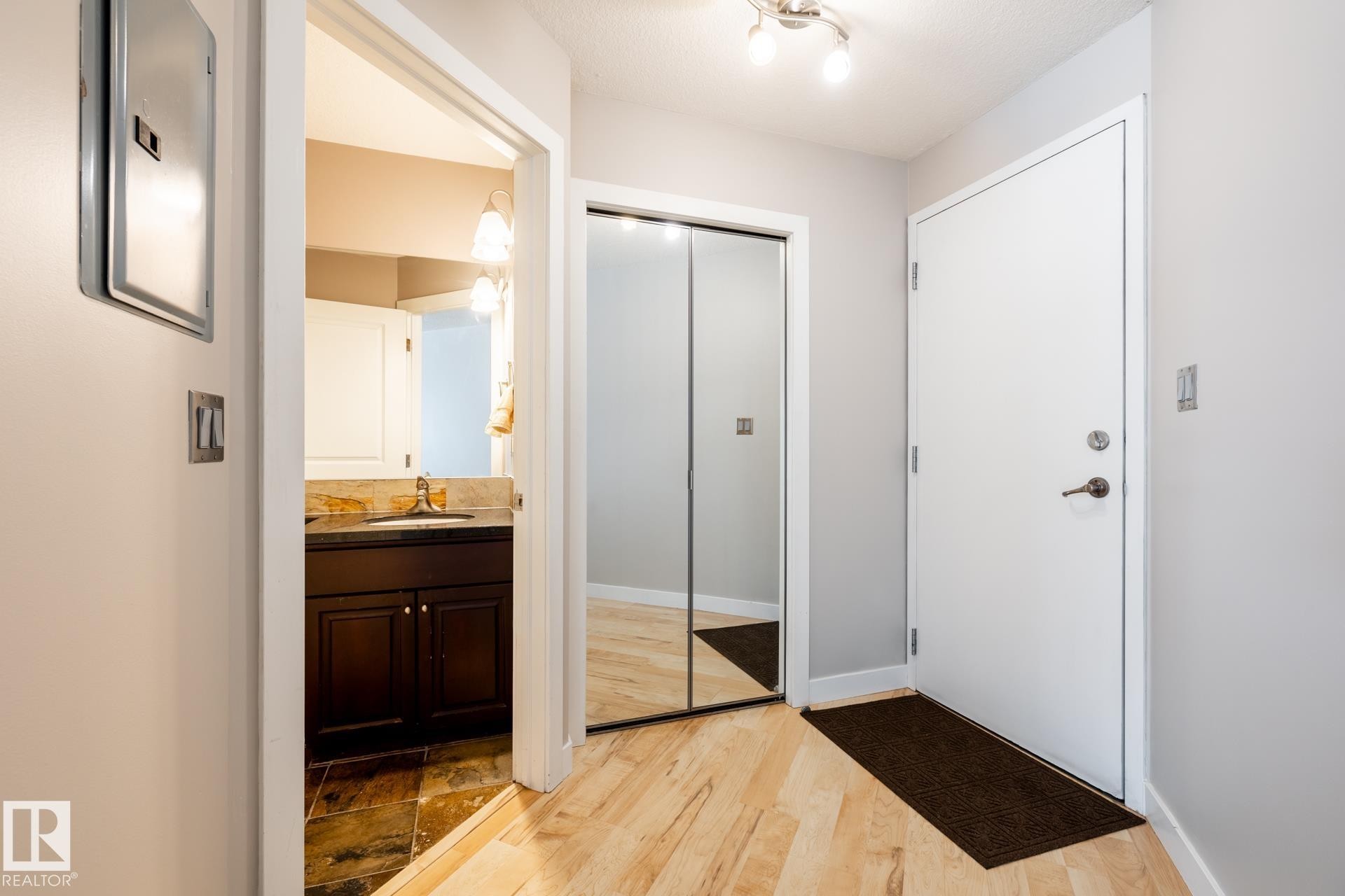 304 9336 Jasper Avenue, Edmonton, AB - Indoor Photo Showing Bathroom