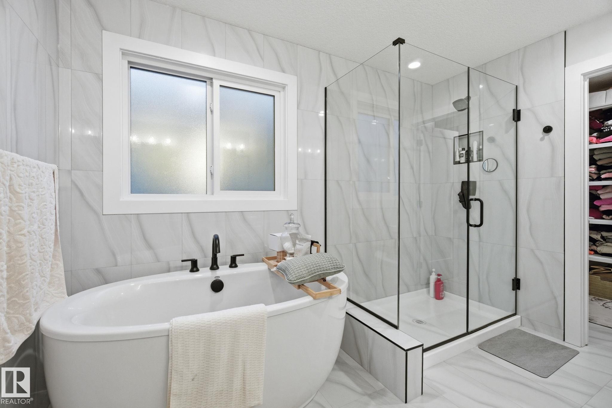 9831 223 Street, Edmonton, AB - Indoor Photo Showing Bathroom