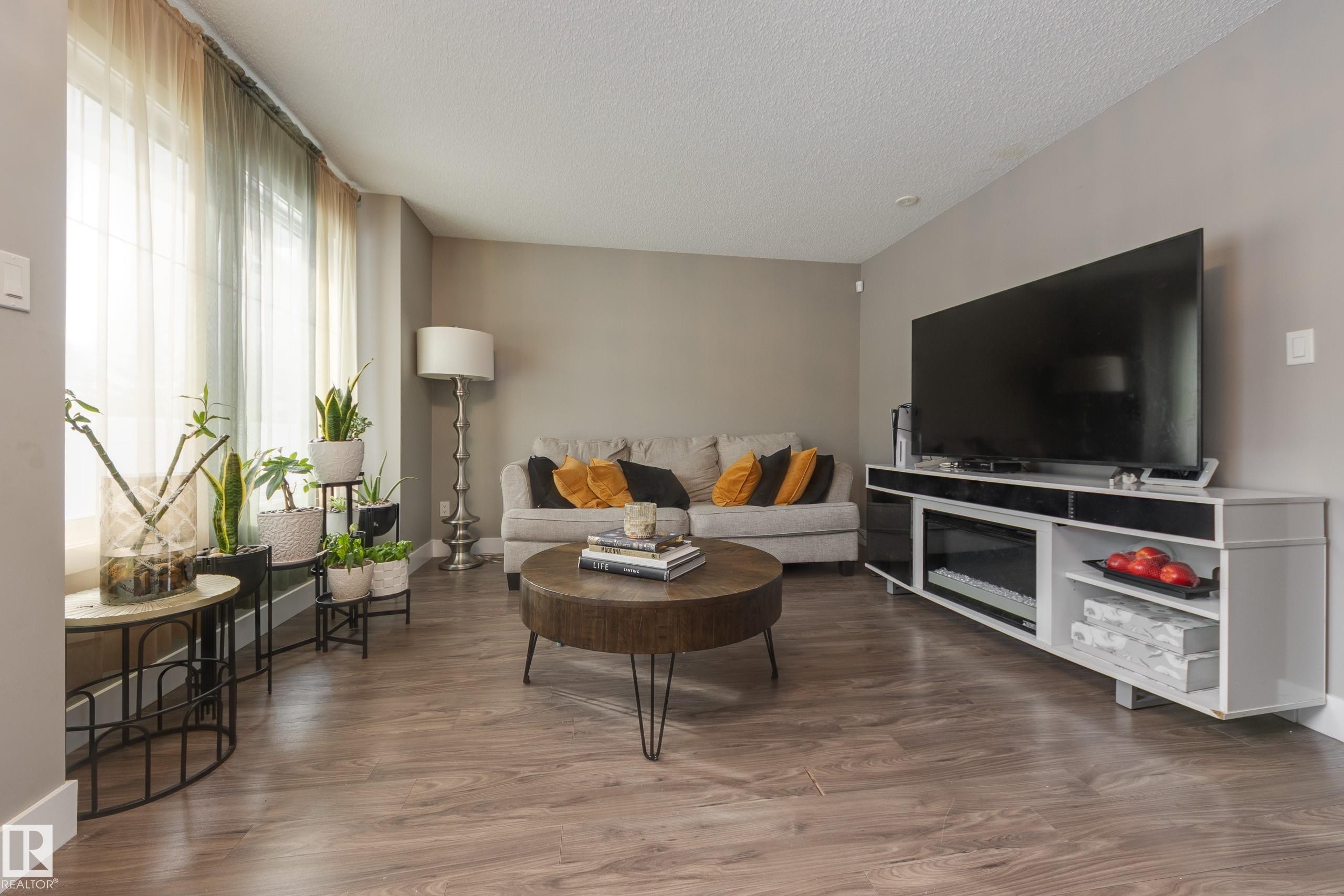 39 415 Clareview Road, Edmonton, AB - Indoor Photo Showing Living Room