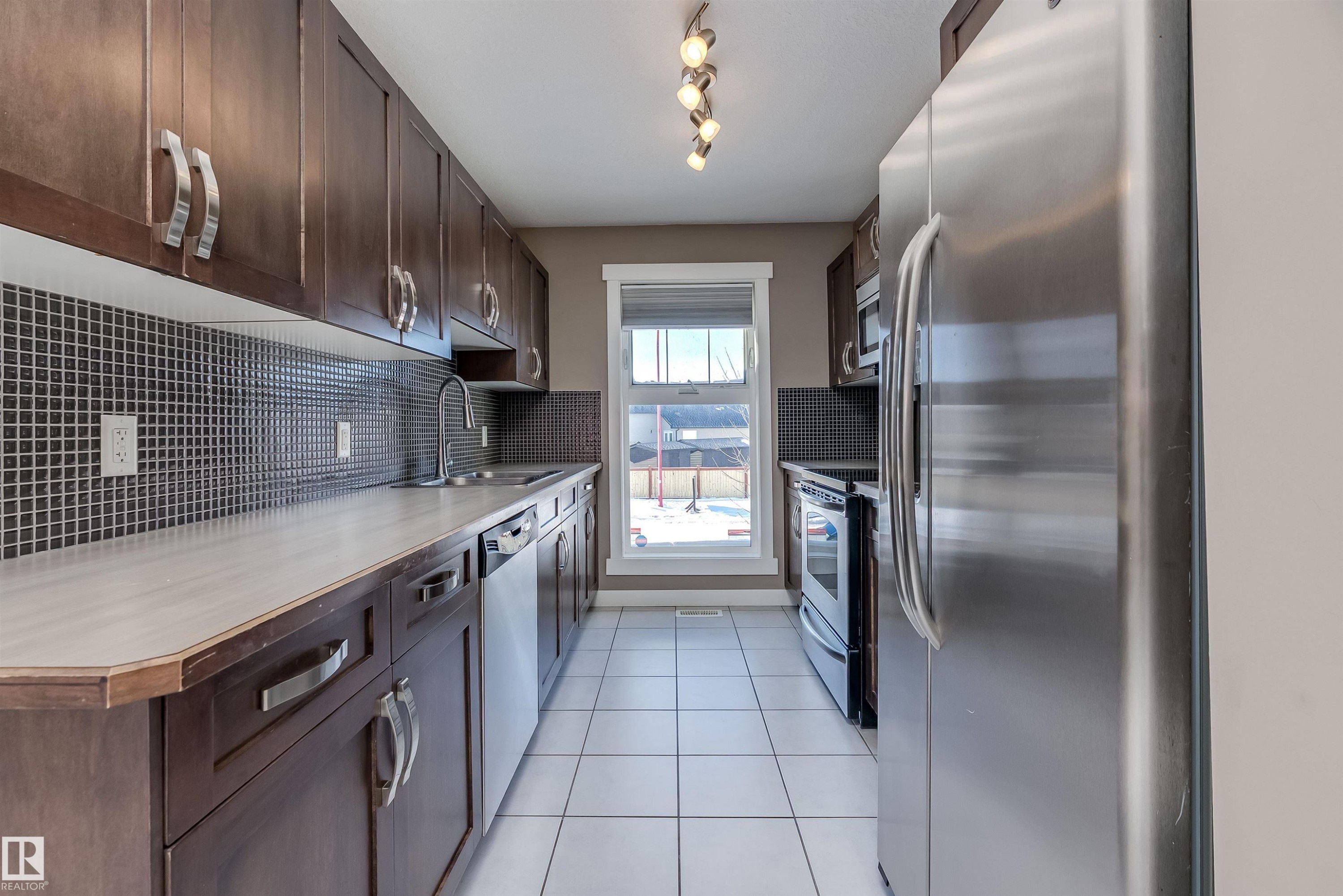 131 401 Southfork Drive, Leduc, AB - Indoor Photo Showing Kitchen