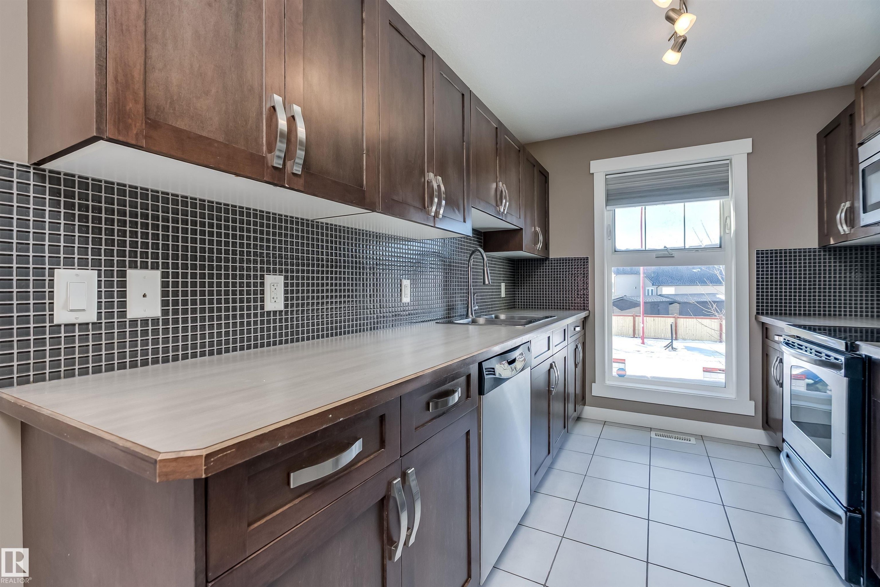 131 401 Southfork Drive, Leduc, AB - Indoor Photo Showing Kitchen