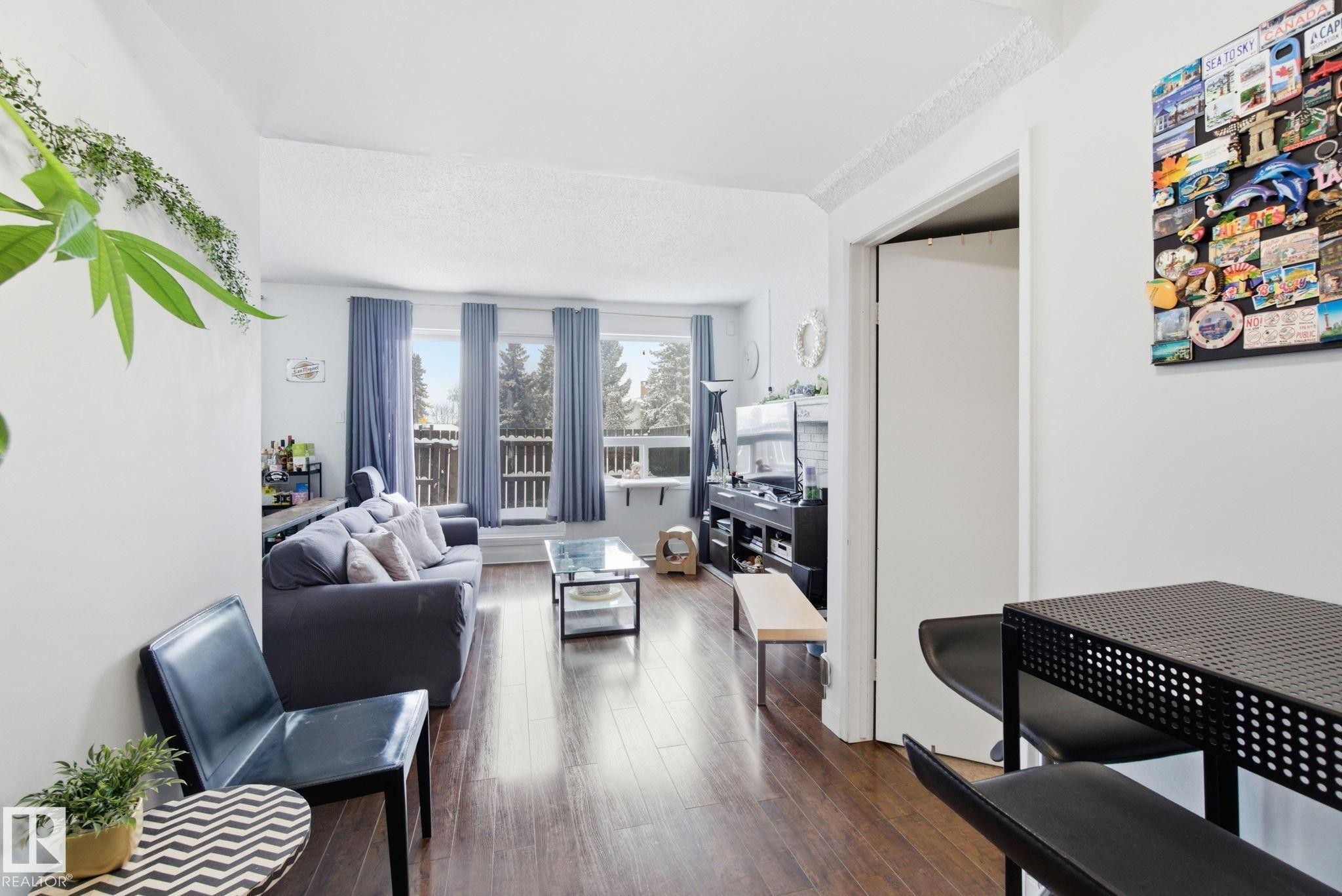 614 Saddleback Road, Edmonton, AB - Indoor Photo Showing Living Room