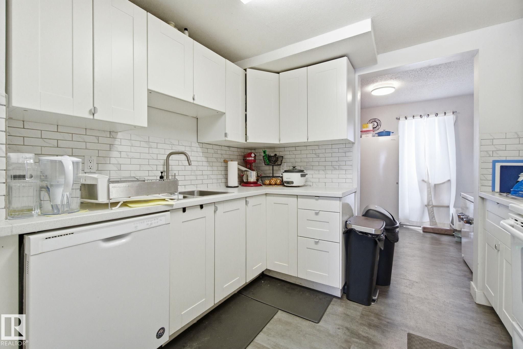 614 Saddleback Road, Edmonton, AB - Indoor Photo Showing Kitchen With Upgraded Kitchen