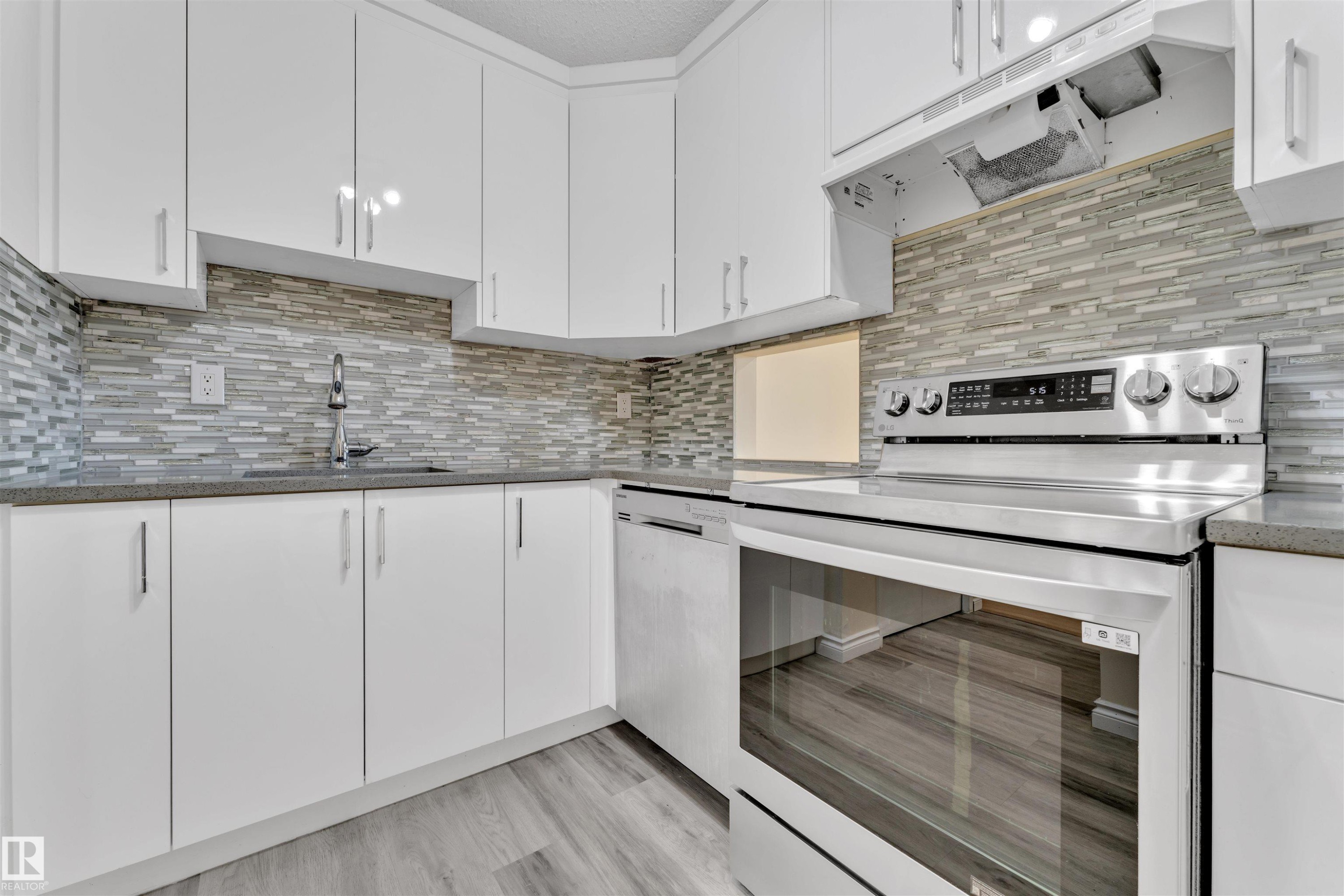 5 3855 76 Street, Edmonton, AB - Indoor Photo Showing Kitchen With Upgraded Kitchen