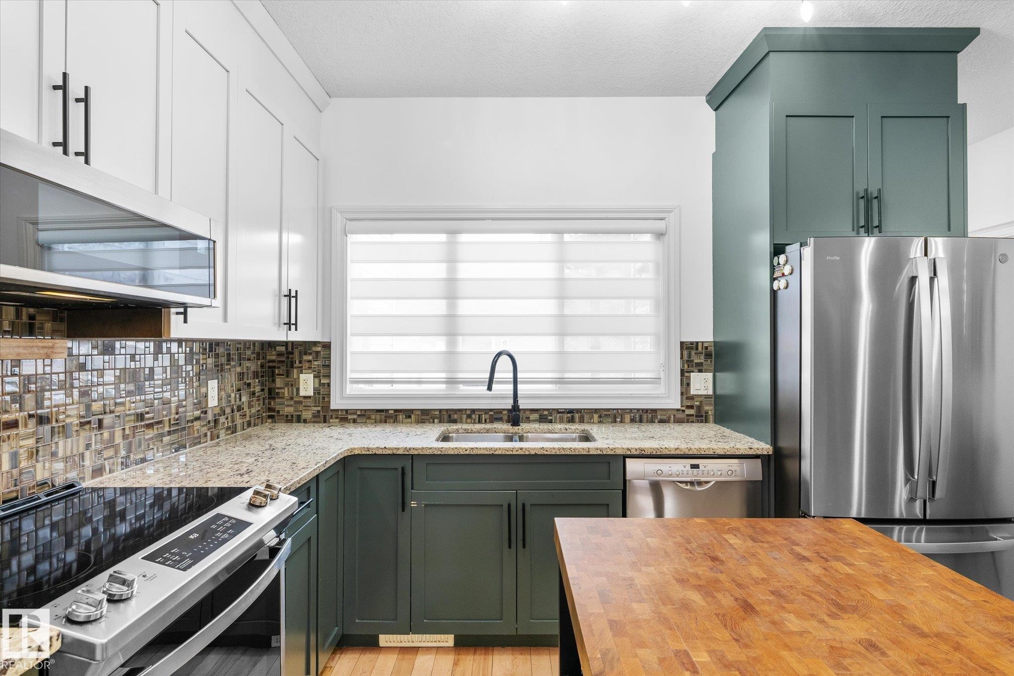 4929 Terwillegar Common, Edmonton, AB - Indoor Photo Showing Kitchen With Stainless Steel Kitchen With Double Sink With Upgraded Kitchen