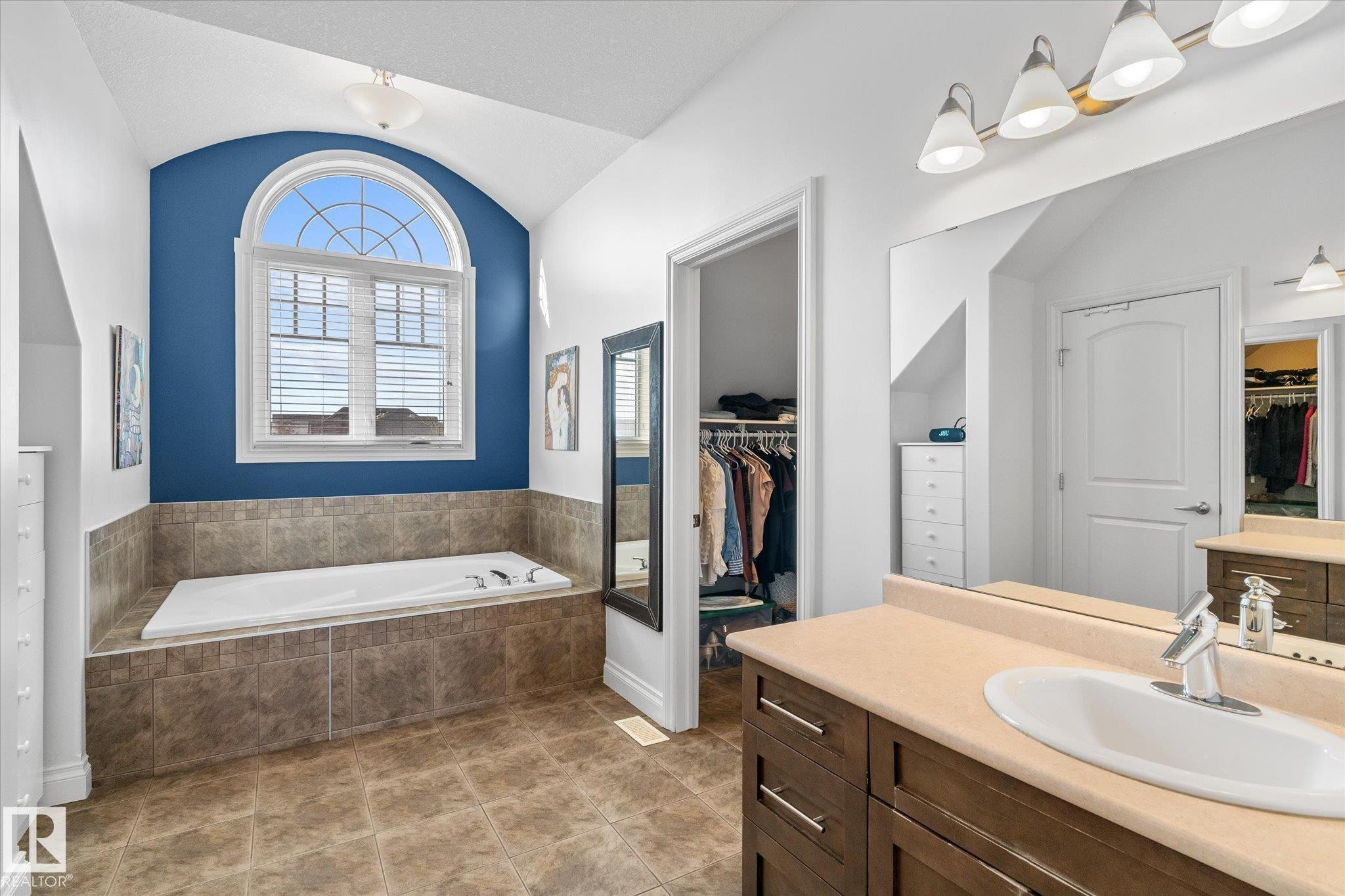 4929 Terwillegar Common, Edmonton, AB - Indoor Photo Showing Bathroom