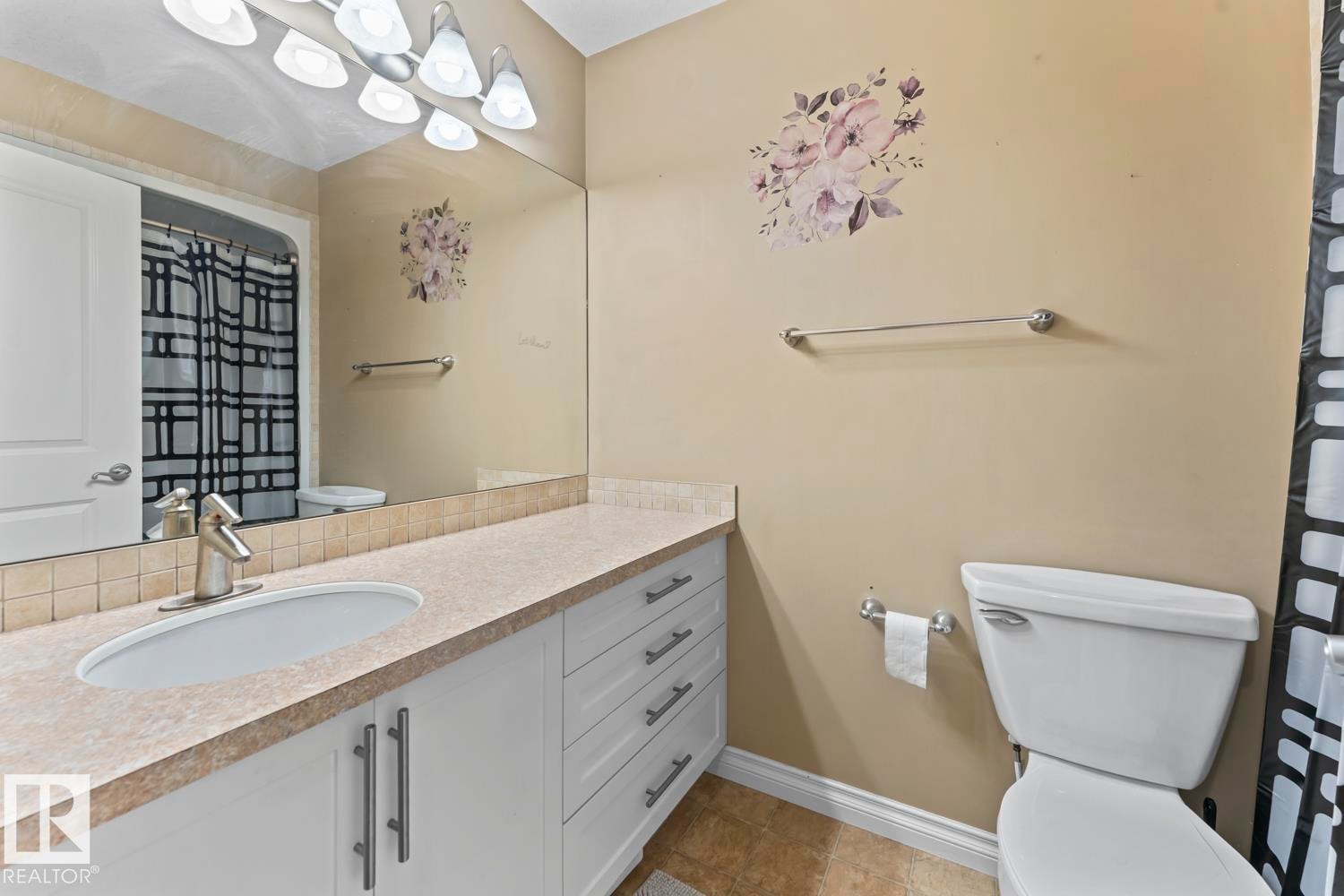 Bathroom with a shower with shower curtain and vanity - 7 1001 7 Avenue, Cold Lake, AB - Indoor Photo Showing Bathroom