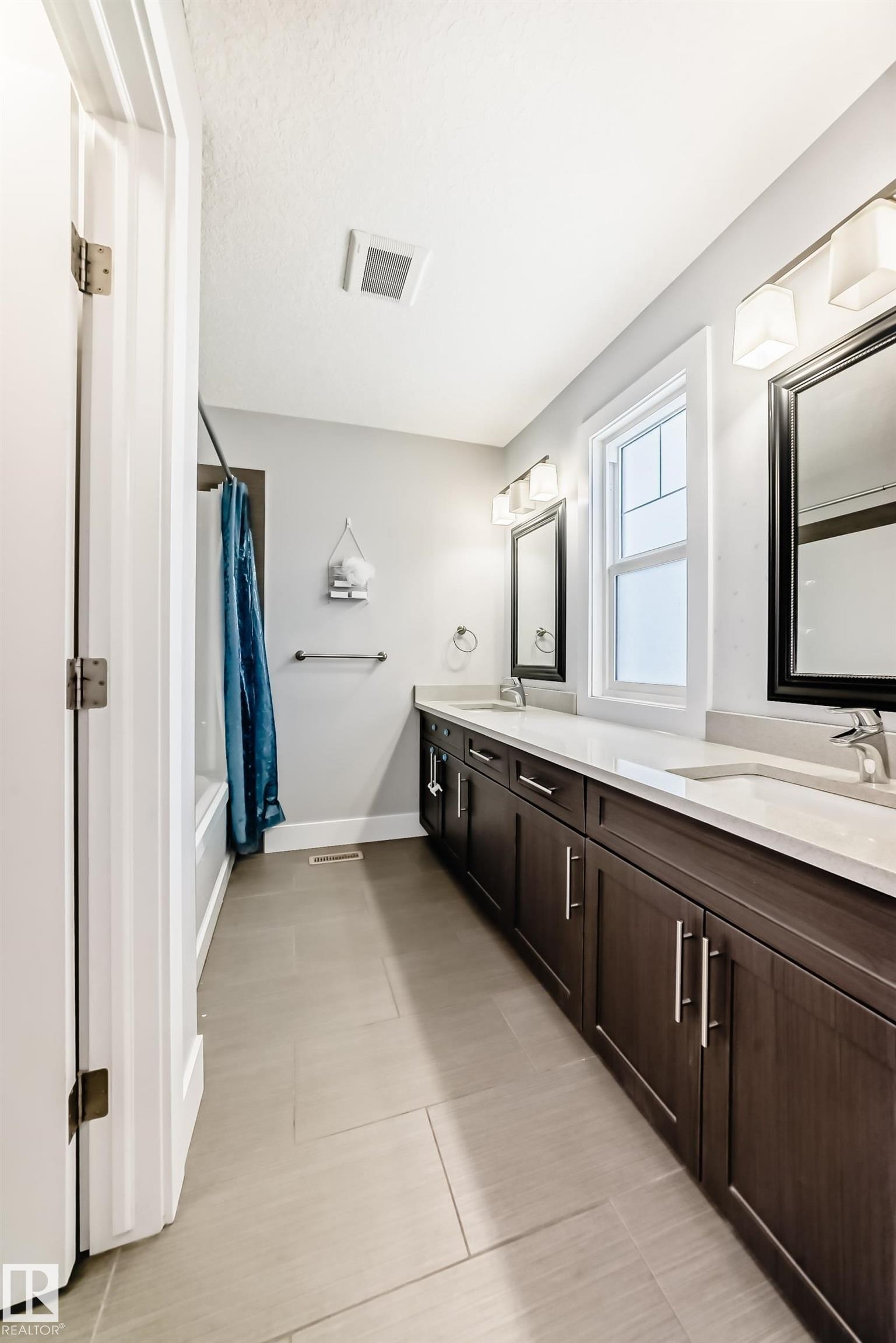 Full bath featuring double vanity and shower / bath combination with curtain - 41 4835 Wright Drive, Edmonton, AB - Indoor Photo Showing Bathroom