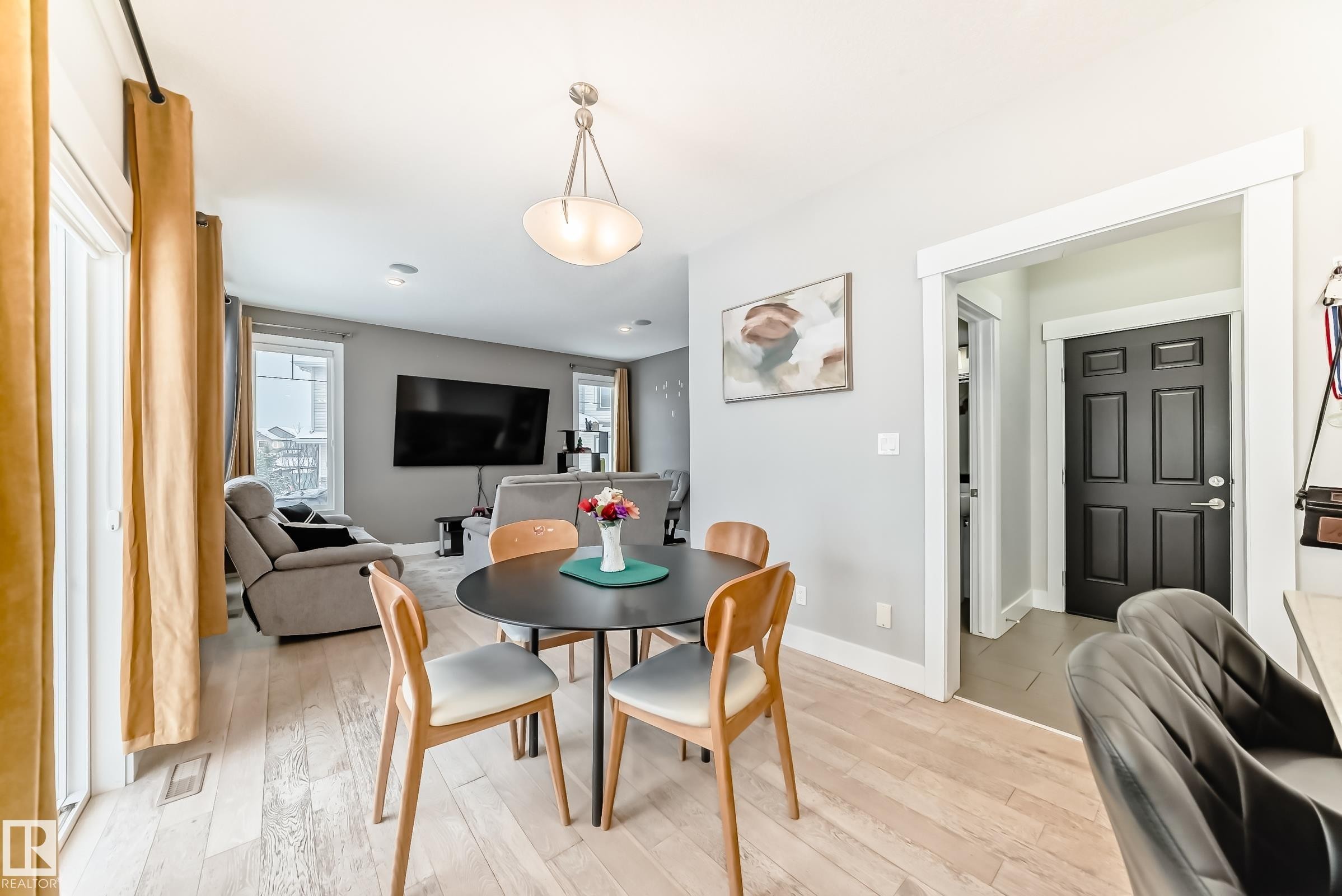 Dining area with light wood-type flooring and baseboards - 41 4835 Wright Drive, Edmonton, AB - Indoor Photo Showing Dining Room