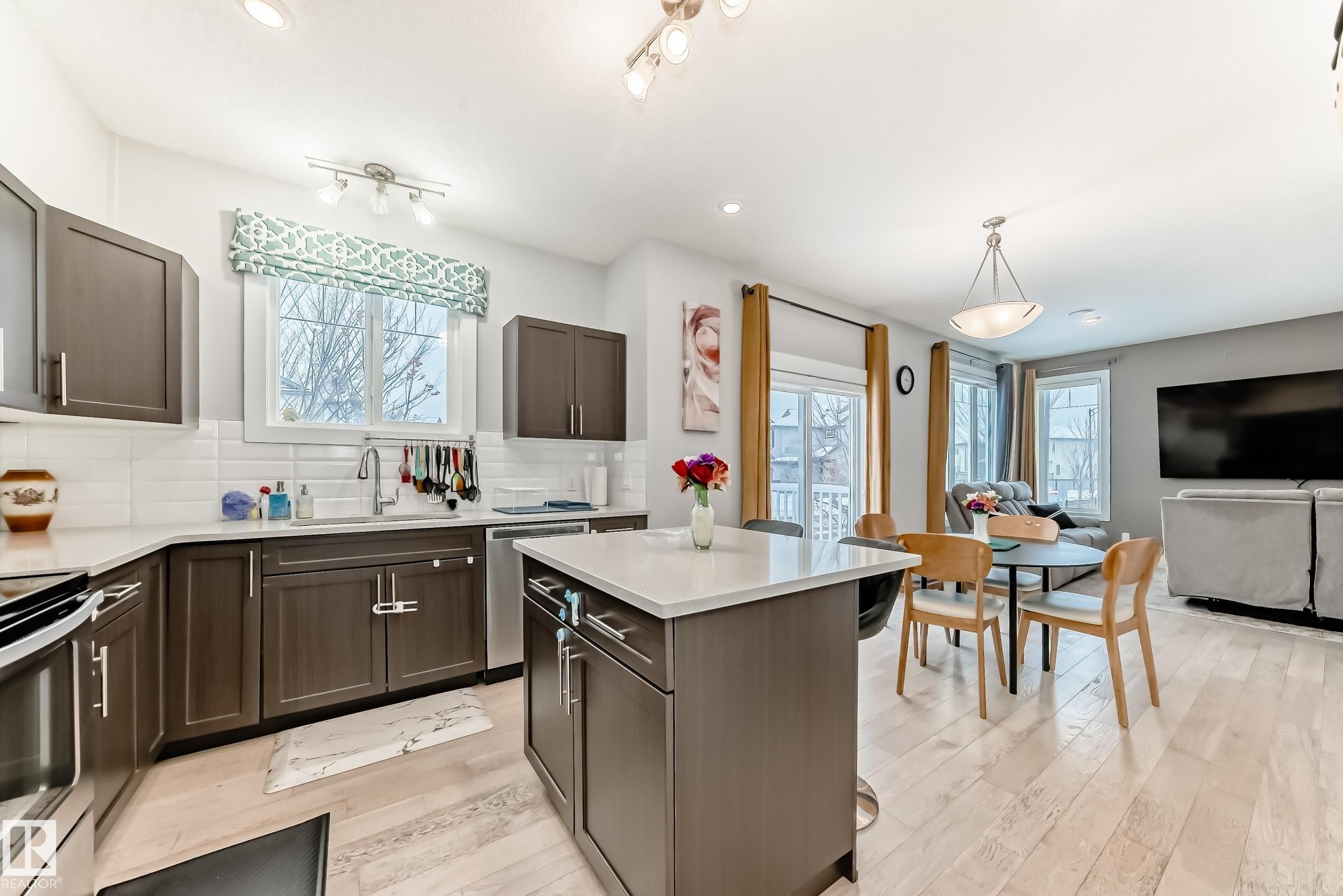 Kitchen with backsplash, plenty of natural light, dark brown cabinets, open floor plan, and recessed lighting - 41 4835 Wright Drive, Edmonton, AB - Indoor Photo Showing Kitchen With Upgraded Kitchen