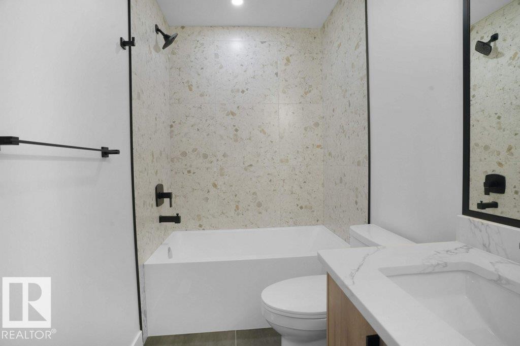 10946 62 Avenue, Edmonton, AB - Indoor Photo Showing Bathroom