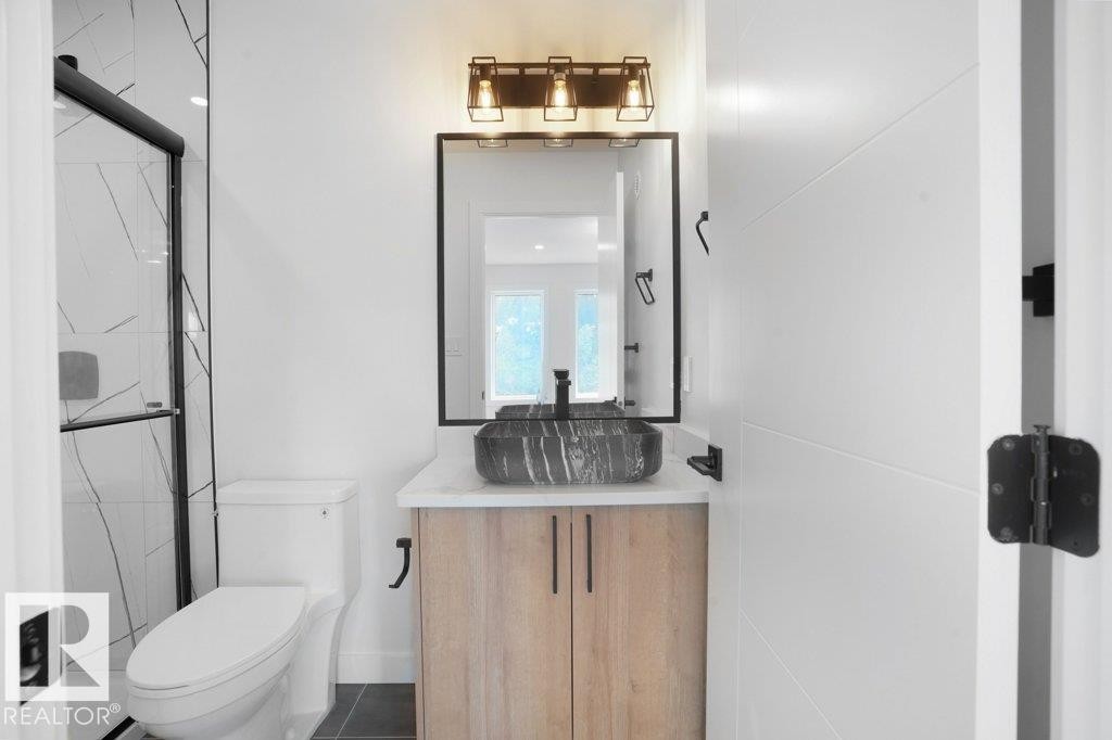 10946 62 Avenue, Edmonton, AB - Indoor Photo Showing Bathroom