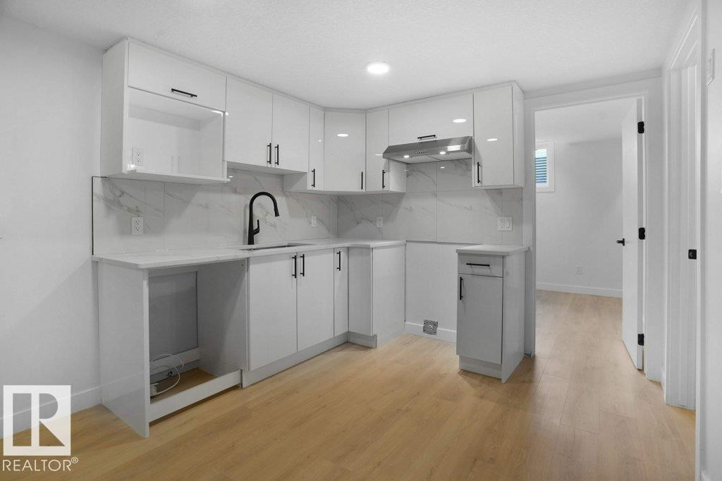 10946 62 Avenue, Edmonton, AB - Indoor Photo Showing Kitchen