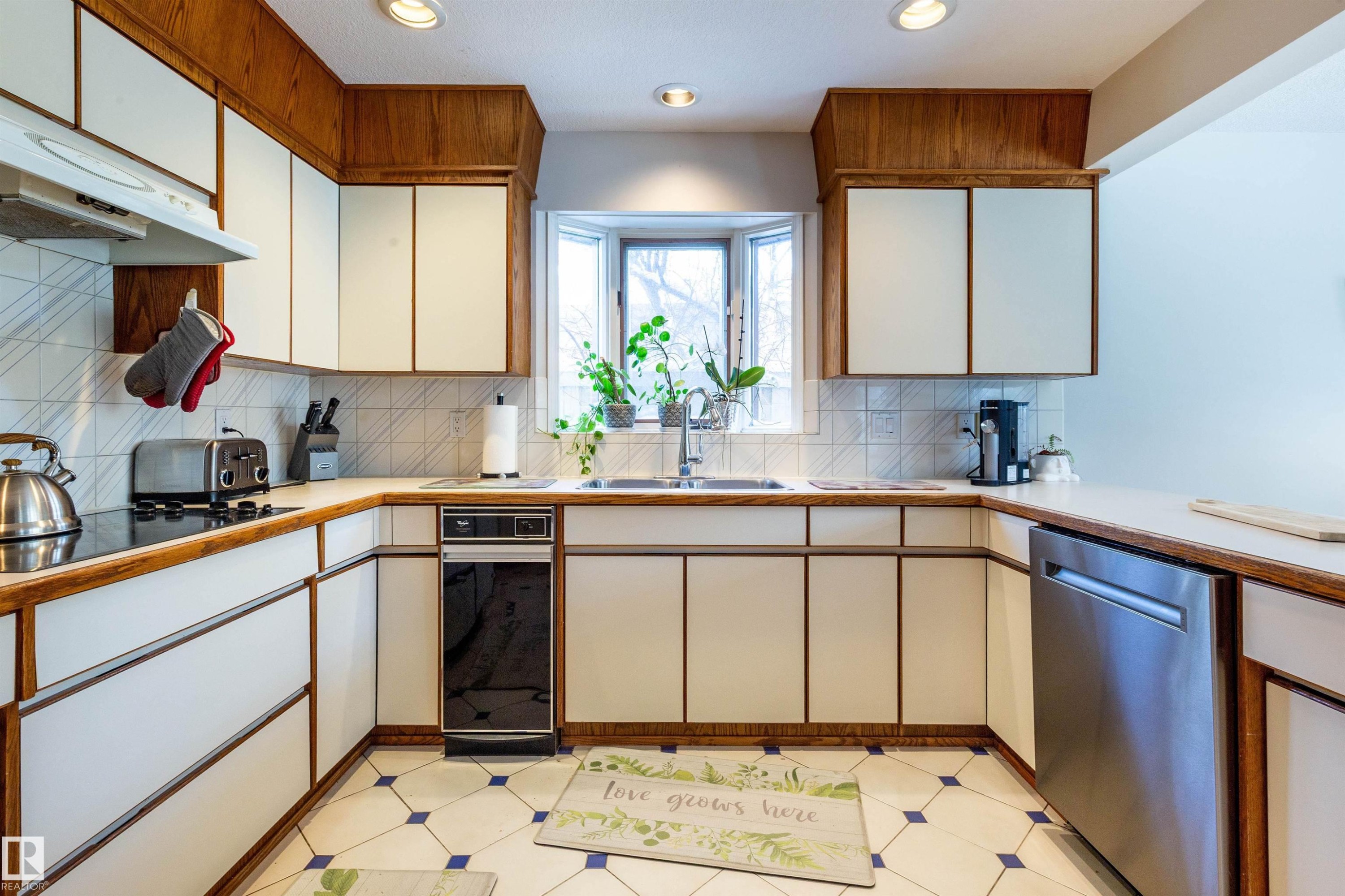 232 Gariepy Crescent, Edmonton, AB - Indoor Photo Showing Kitchen With Double Sink