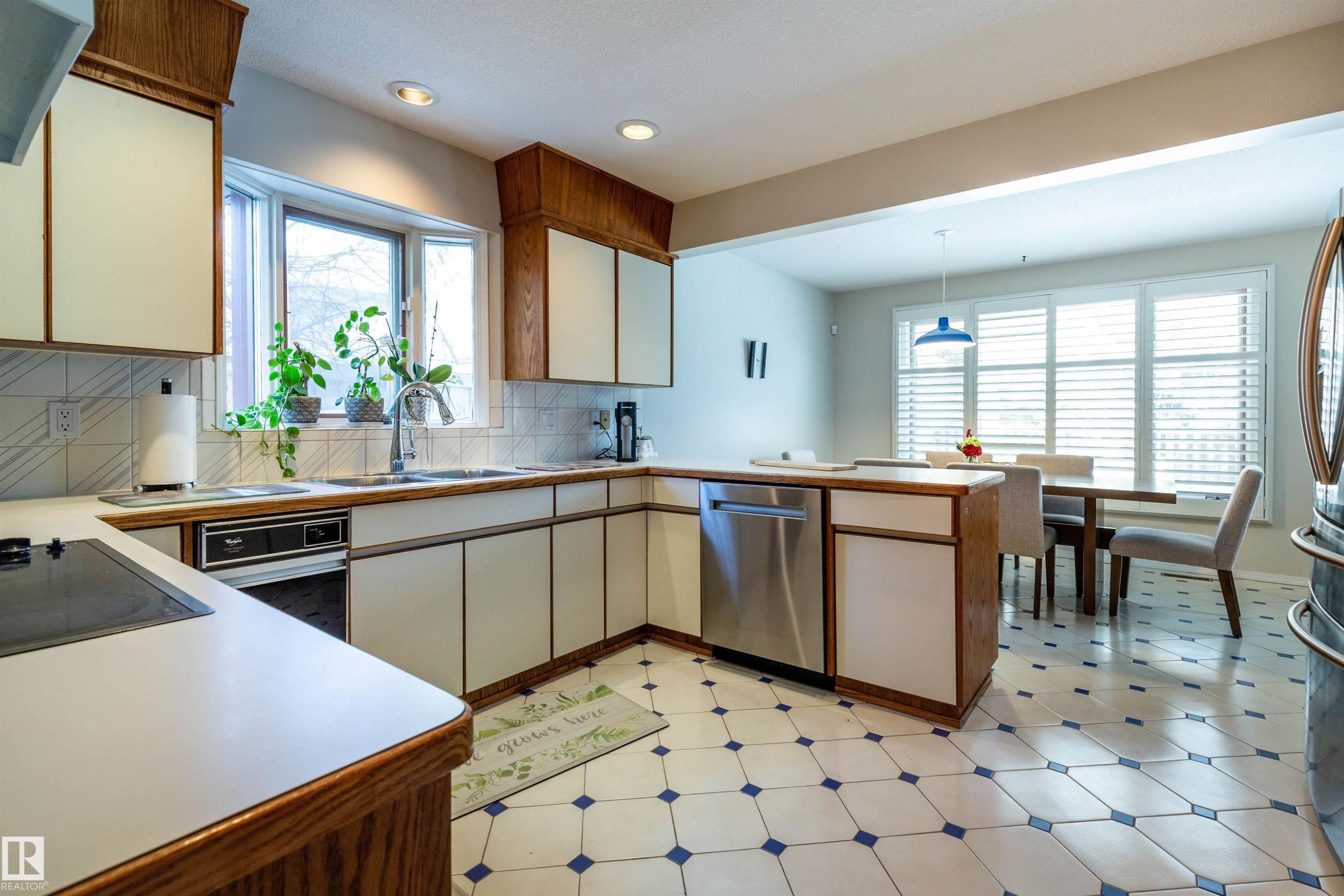 232 Gariepy Crescent, Edmonton, AB - Indoor Photo Showing Kitchen With Double Sink