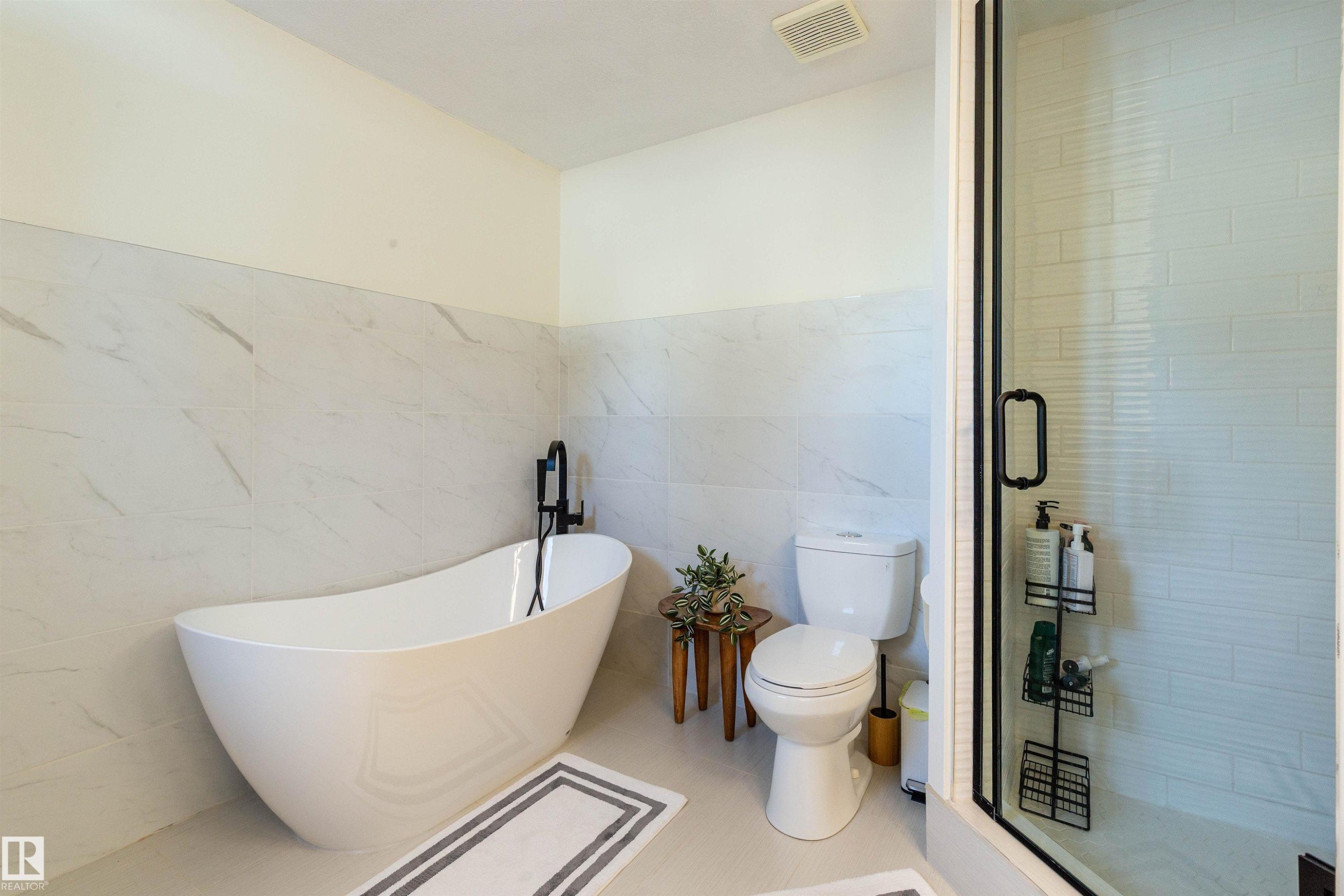 232 Gariepy Crescent, Edmonton, AB - Indoor Photo Showing Bathroom