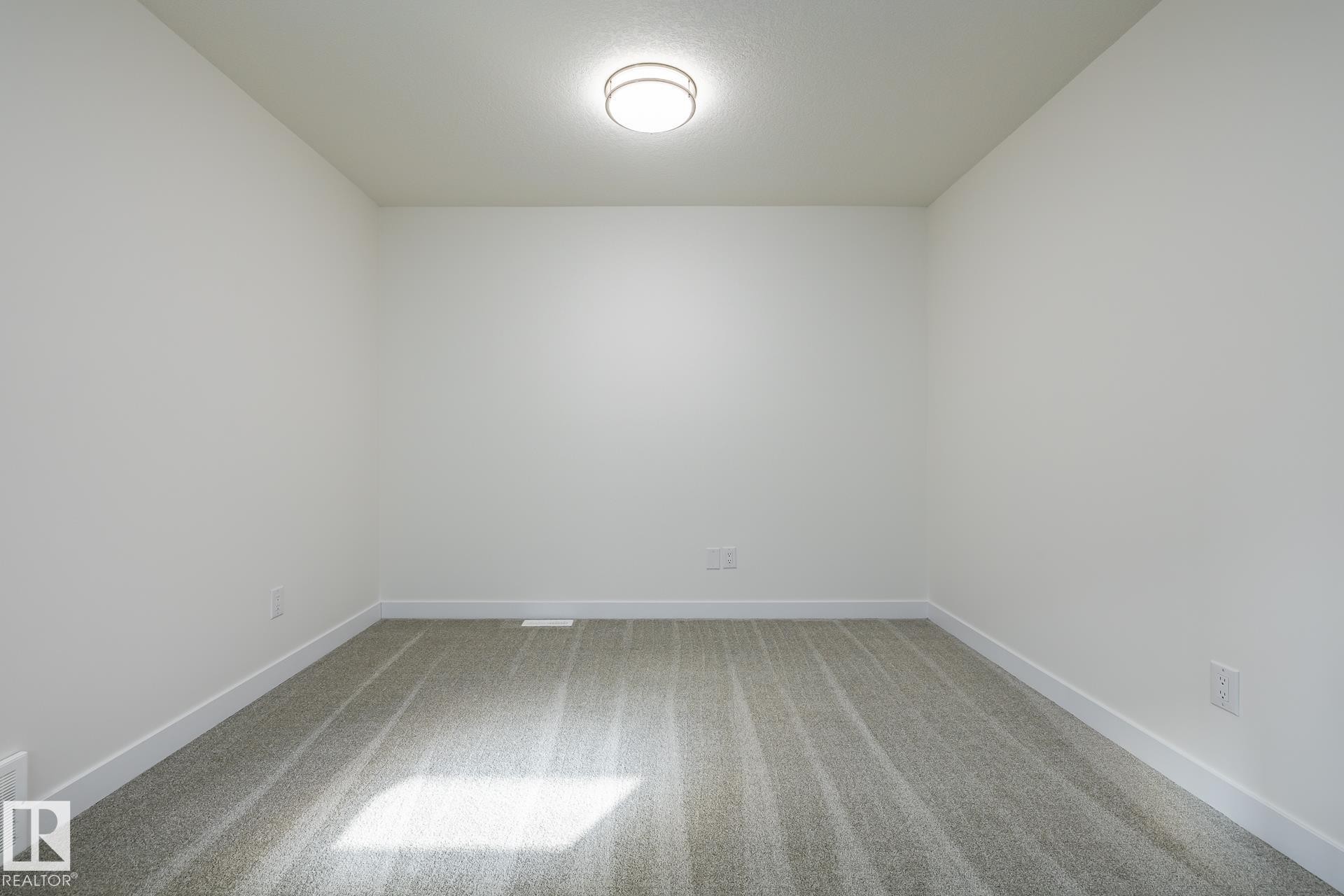 1531 211 Street Nw, Edmonton, AB - Indoor Photo Showing Other Room