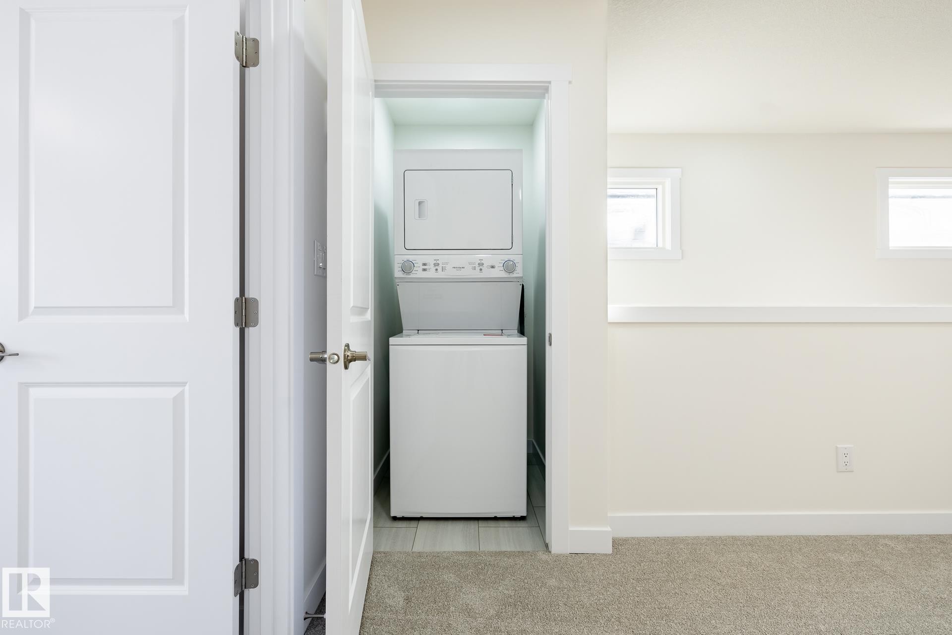 1531 211 Street Nw, Edmonton, AB - Indoor Photo Showing Laundry Room