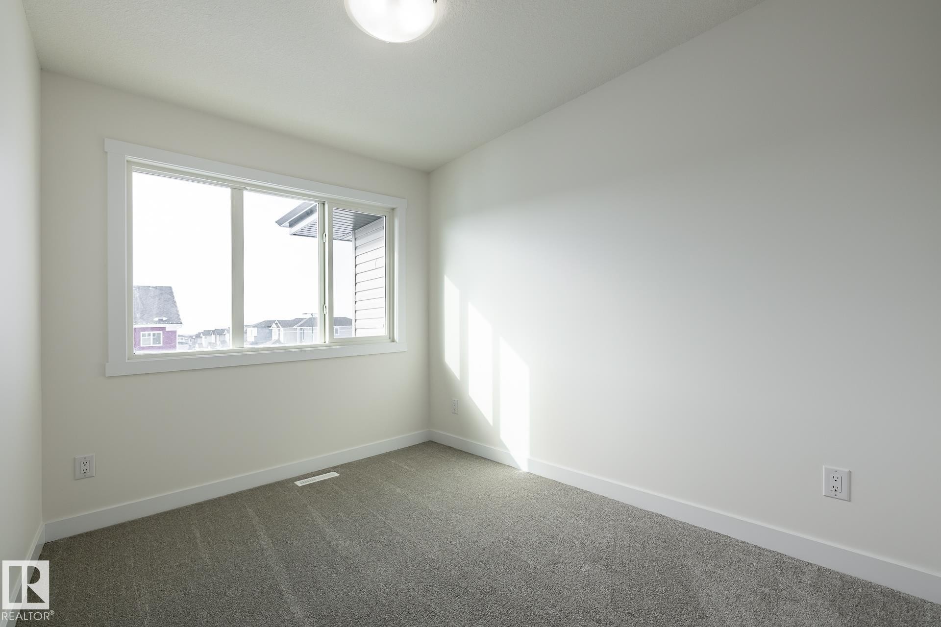 1531 211 Street Nw, Edmonton, AB - Indoor Photo Showing Other Room
