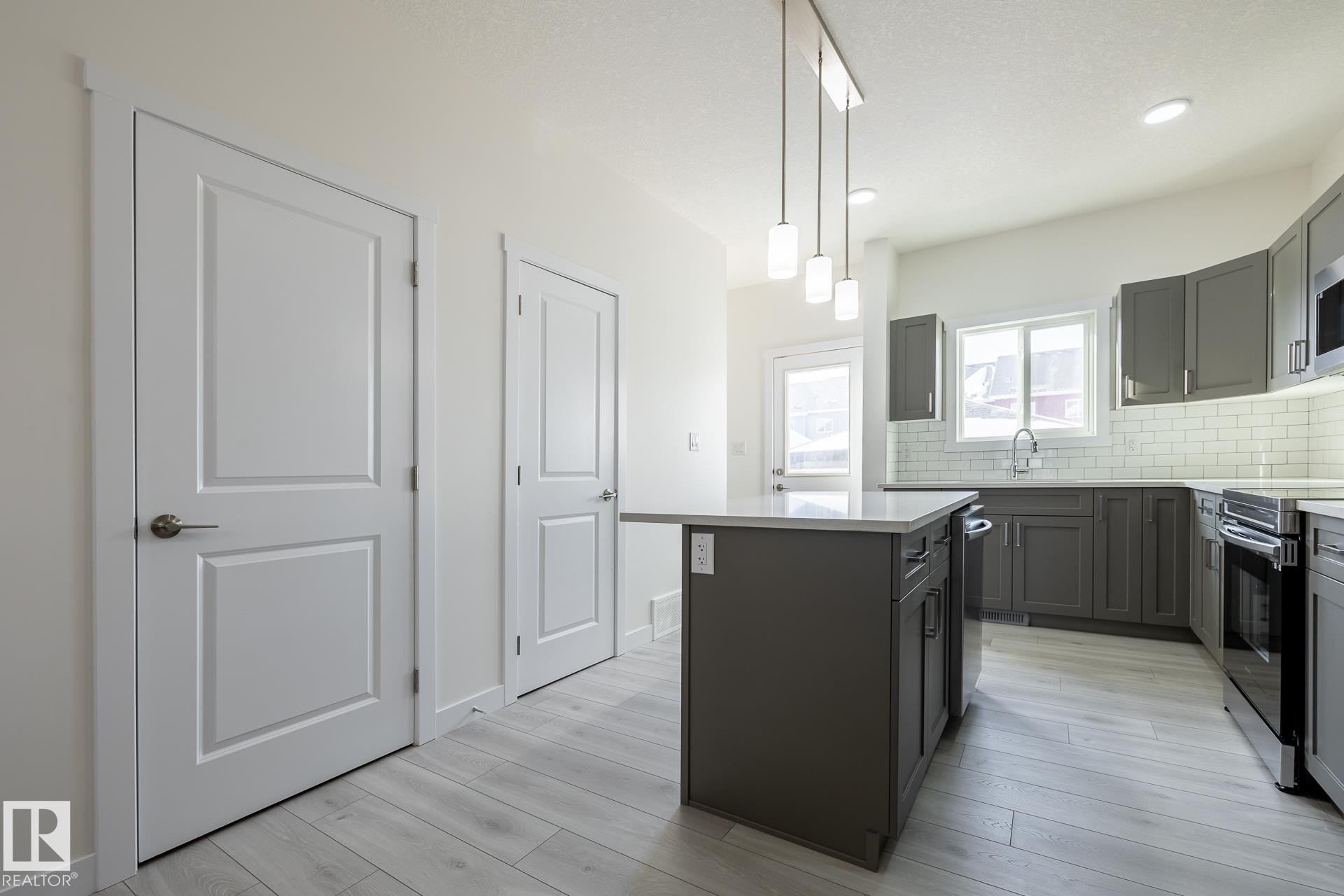 1531 211 Street Nw, Edmonton, AB - Indoor Photo Showing Kitchen With Upgraded Kitchen