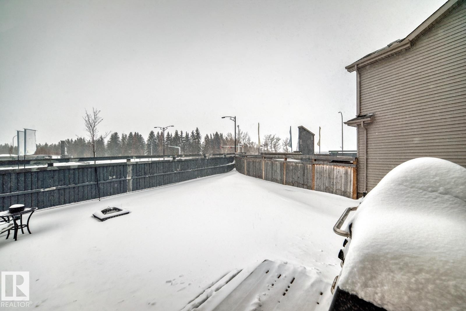 Fenced backyard with a wooden deck - 2823 Duke Crescent, Edmonton, AB - Outdoor