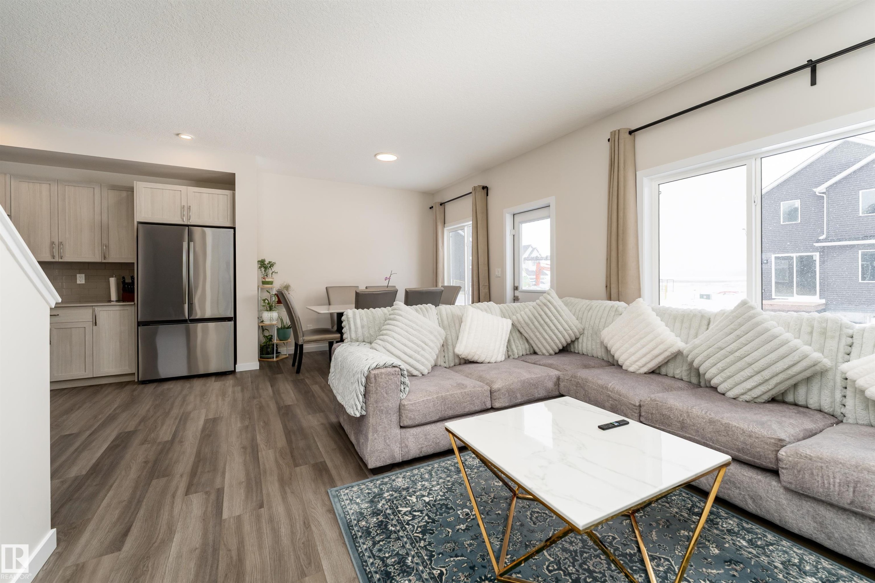 2120 Muckleplum Crescent, Edmonton, AB - Indoor Photo Showing Living Room