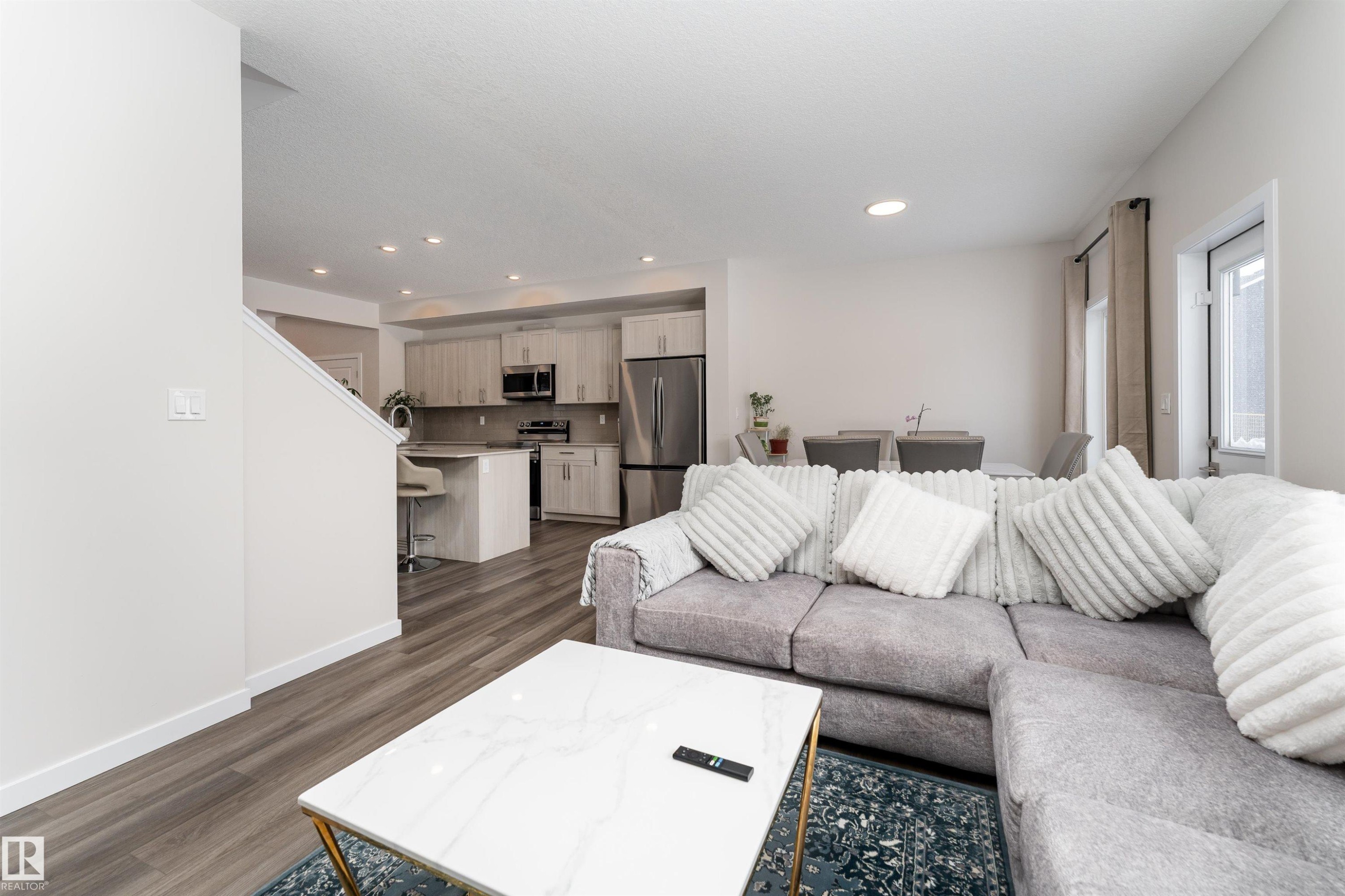 2120 Muckleplum Crescent, Edmonton, AB - Indoor Photo Showing Living Room