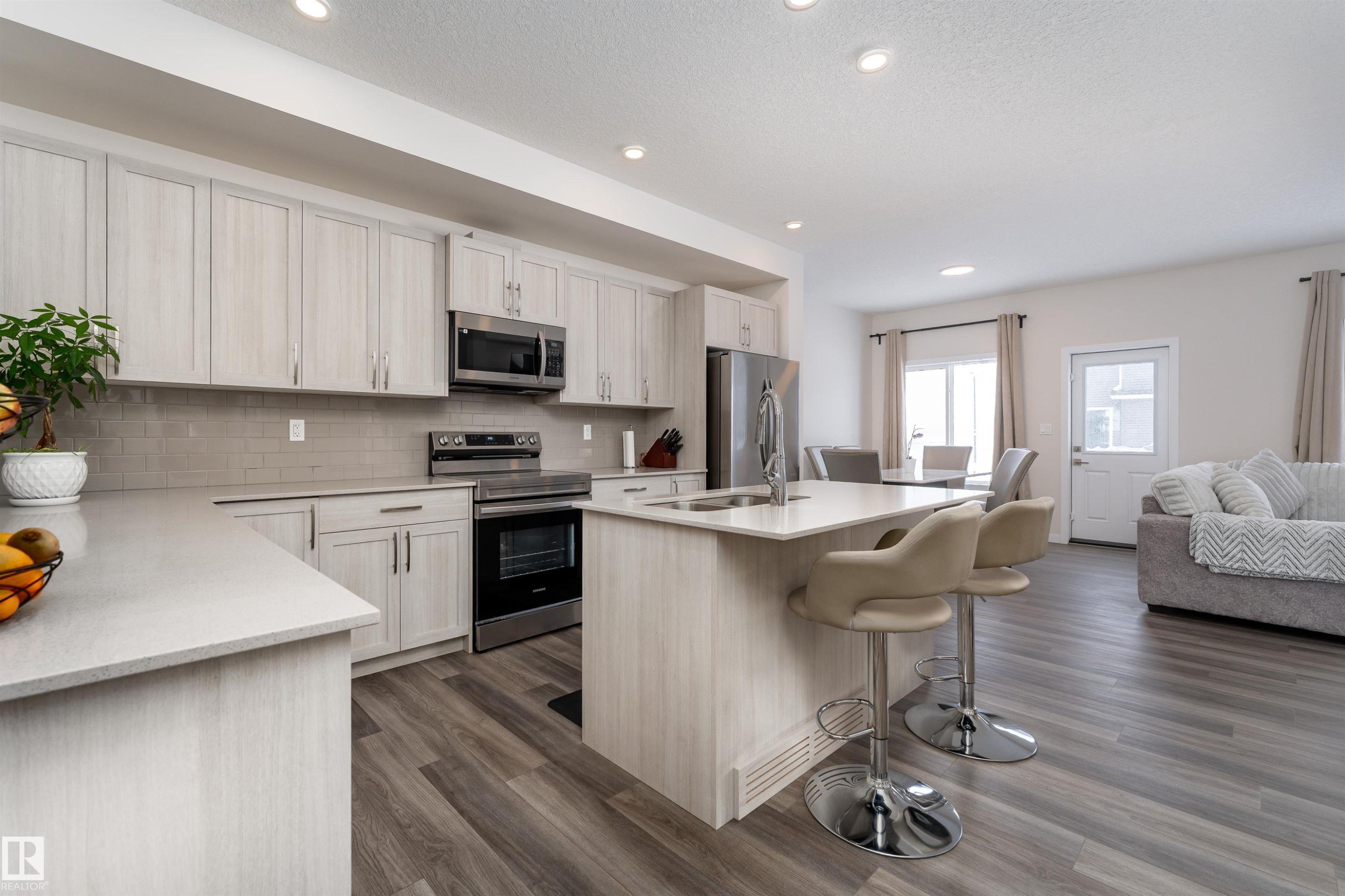2120 Muckleplum Crescent, Edmonton, AB - Indoor Photo Showing Kitchen With Upgraded Kitchen