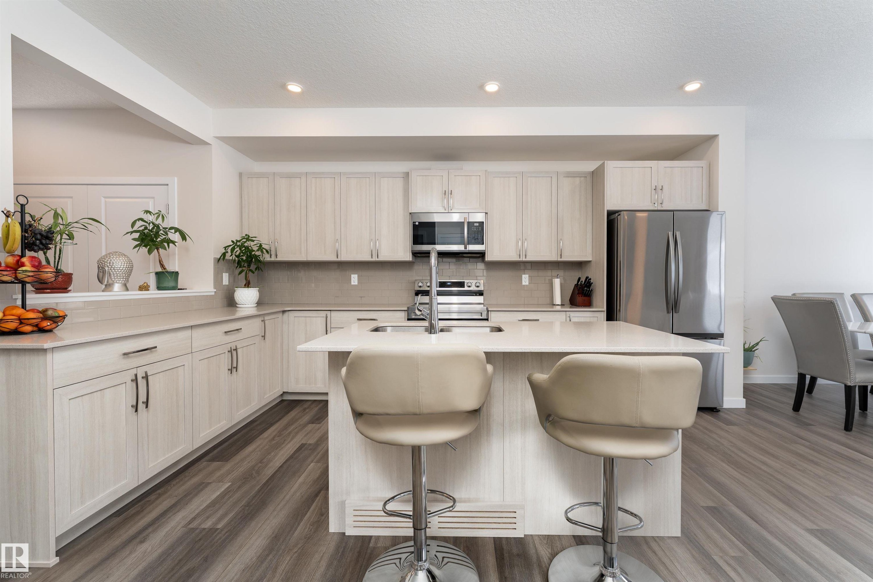 2120 Muckleplum Crescent, Edmonton, AB - Indoor Photo Showing Kitchen With Upgraded Kitchen