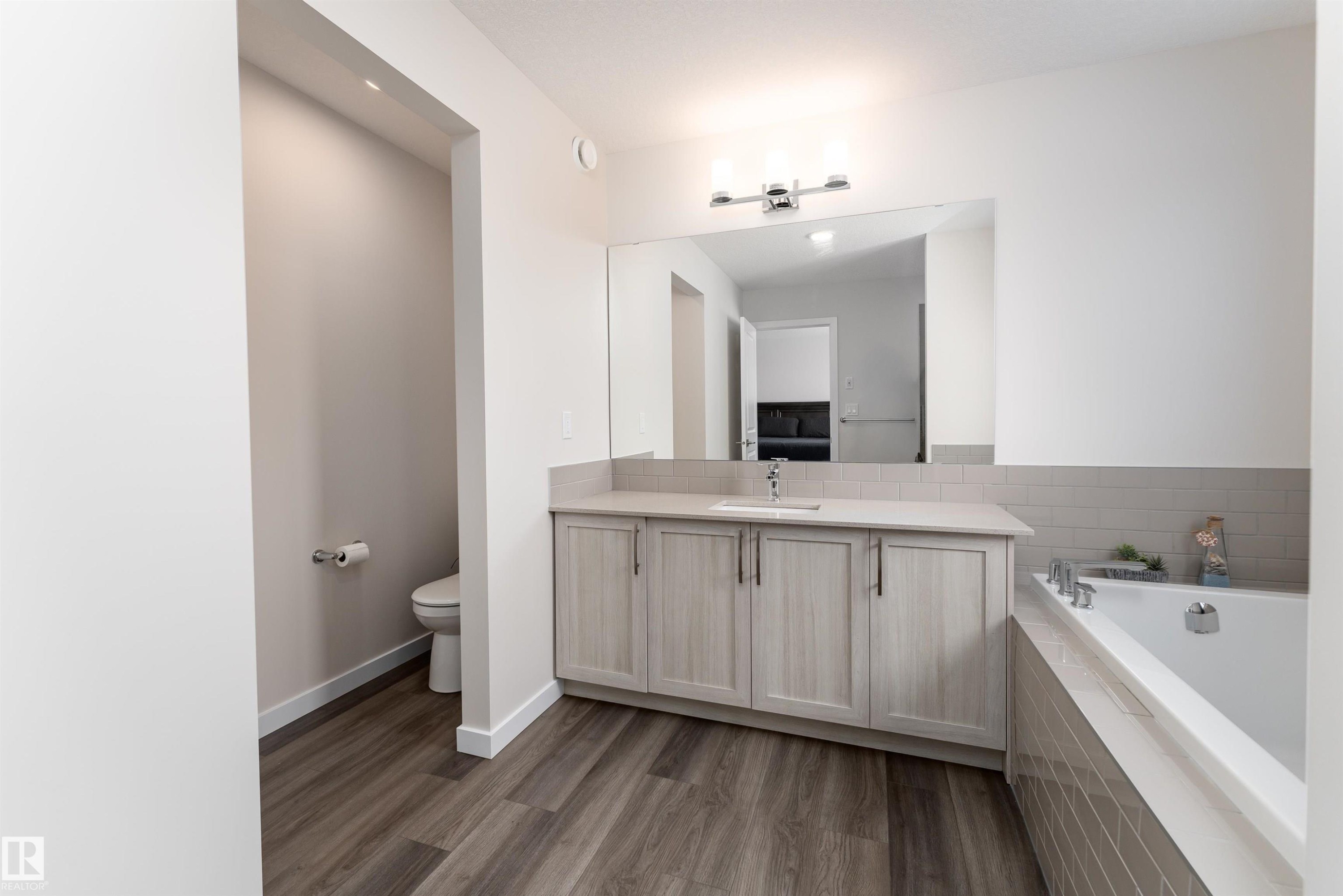 2120 Muckleplum Crescent, Edmonton, AB - Indoor Photo Showing Bathroom