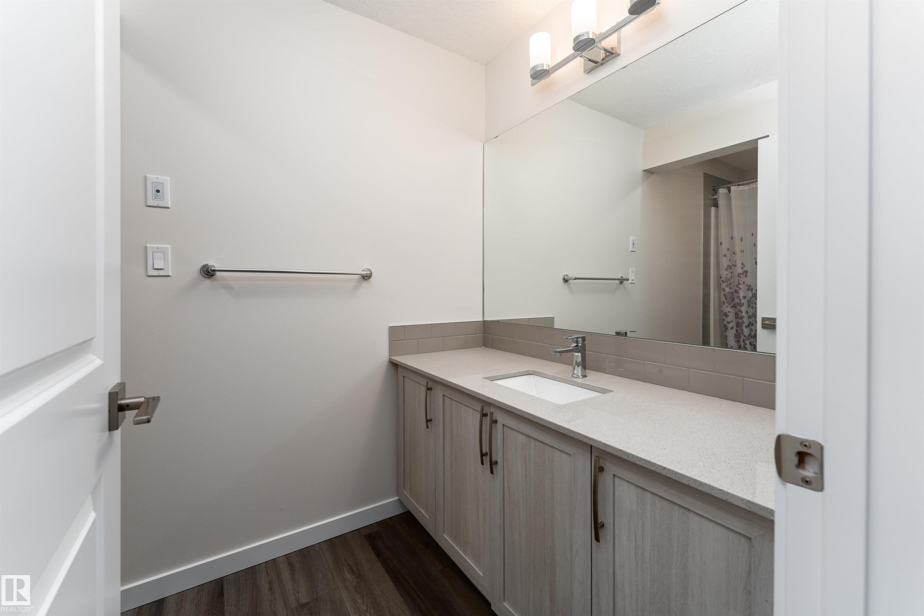 2120 Muckleplum Crescent, Edmonton, AB - Indoor Photo Showing Bathroom