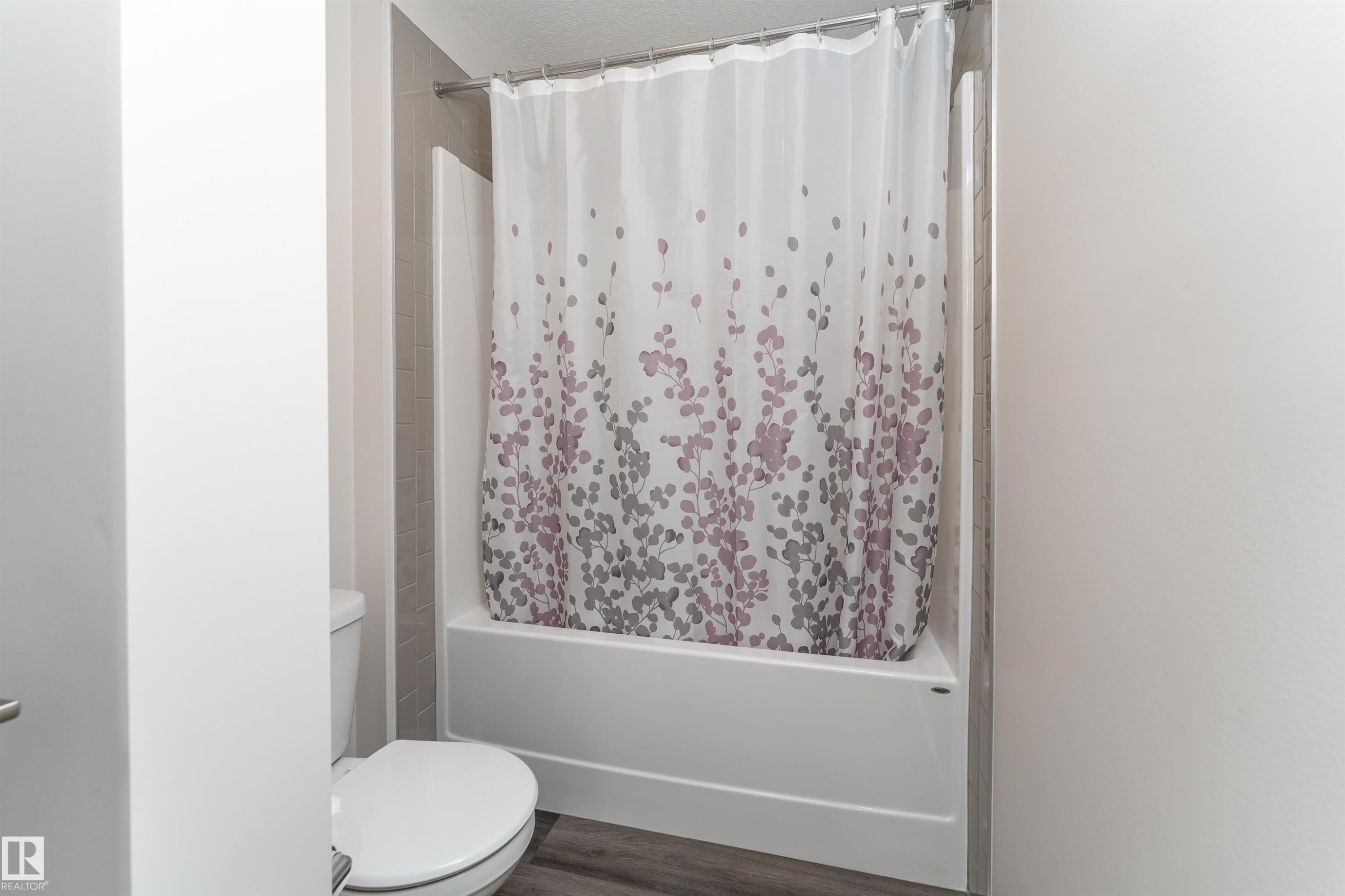 2120 Muckleplum Crescent, Edmonton, AB - Indoor Photo Showing Bathroom