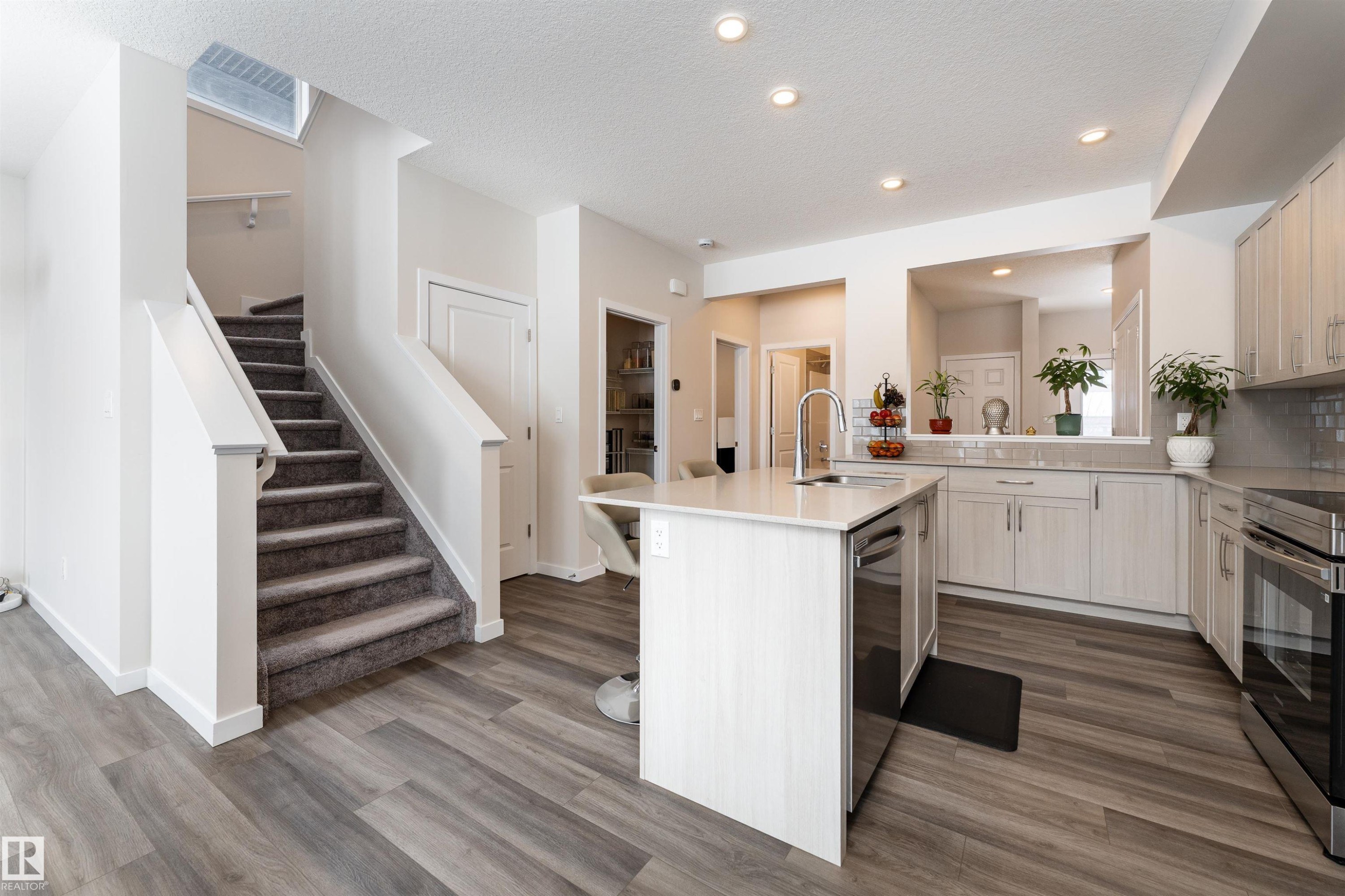 2120 Muckleplum Crescent, Edmonton, AB - Indoor Photo Showing Kitchen