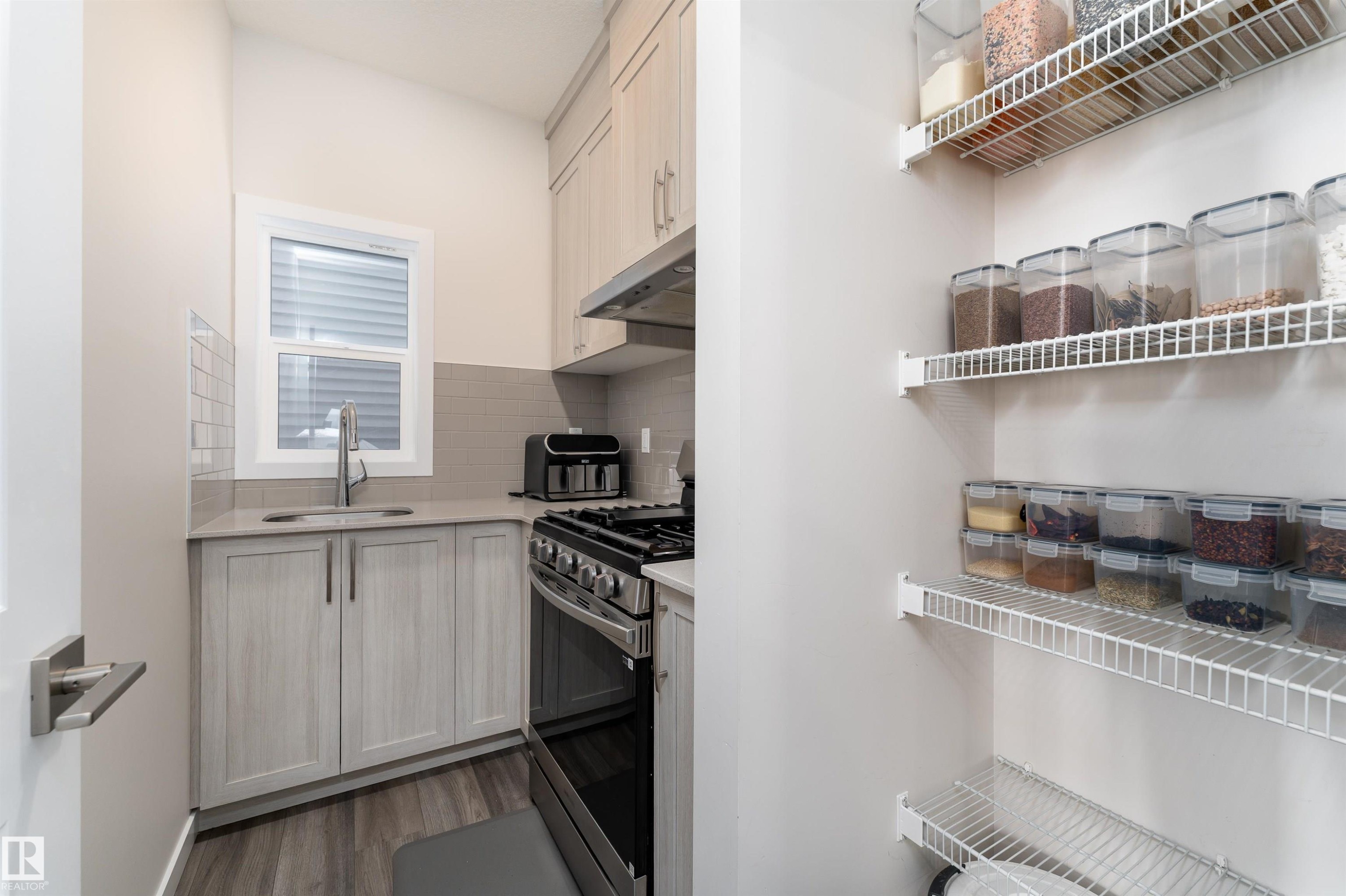 2120 Muckleplum Crescent, Edmonton, AB - Indoor Photo Showing Kitchen