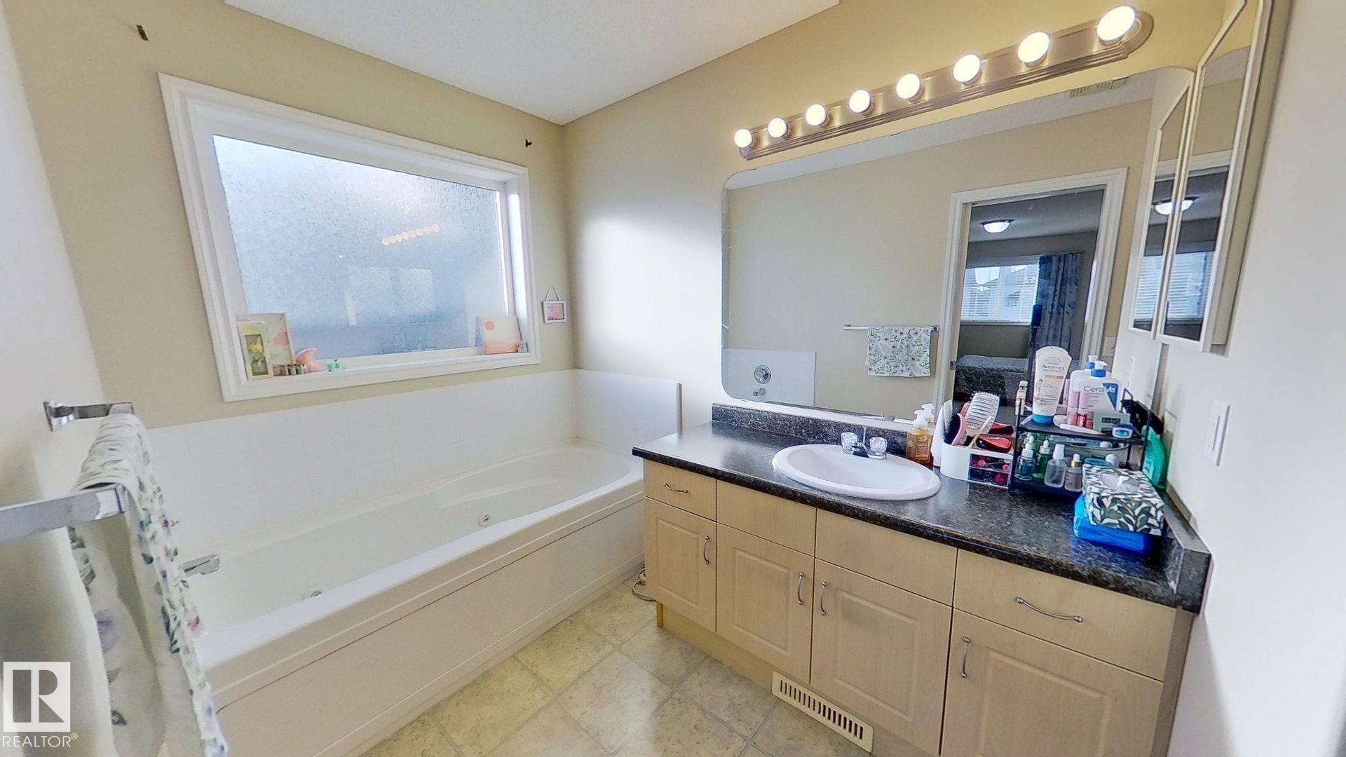 7376 Singer Way, Edmonton, AB - Indoor Photo Showing Bathroom