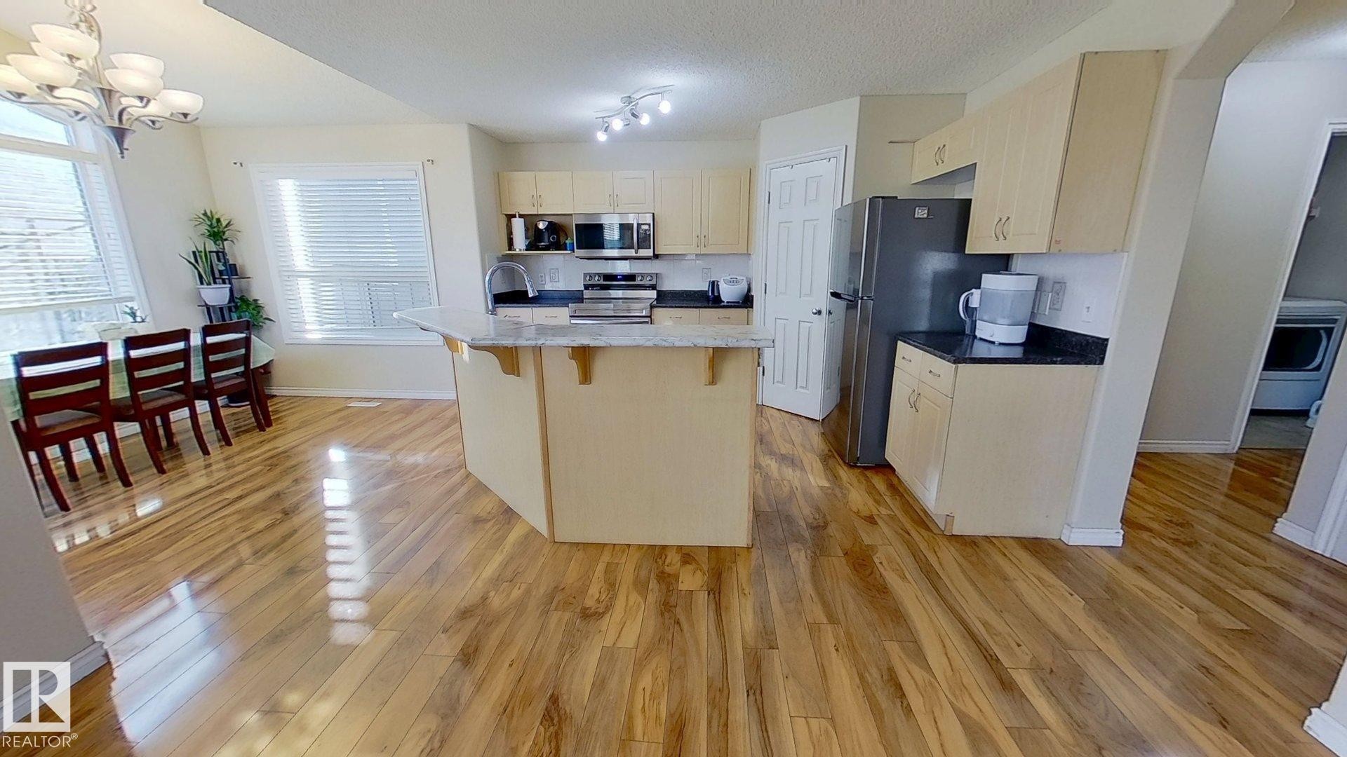 7376 Singer Way, Edmonton, AB - Indoor Photo Showing Kitchen