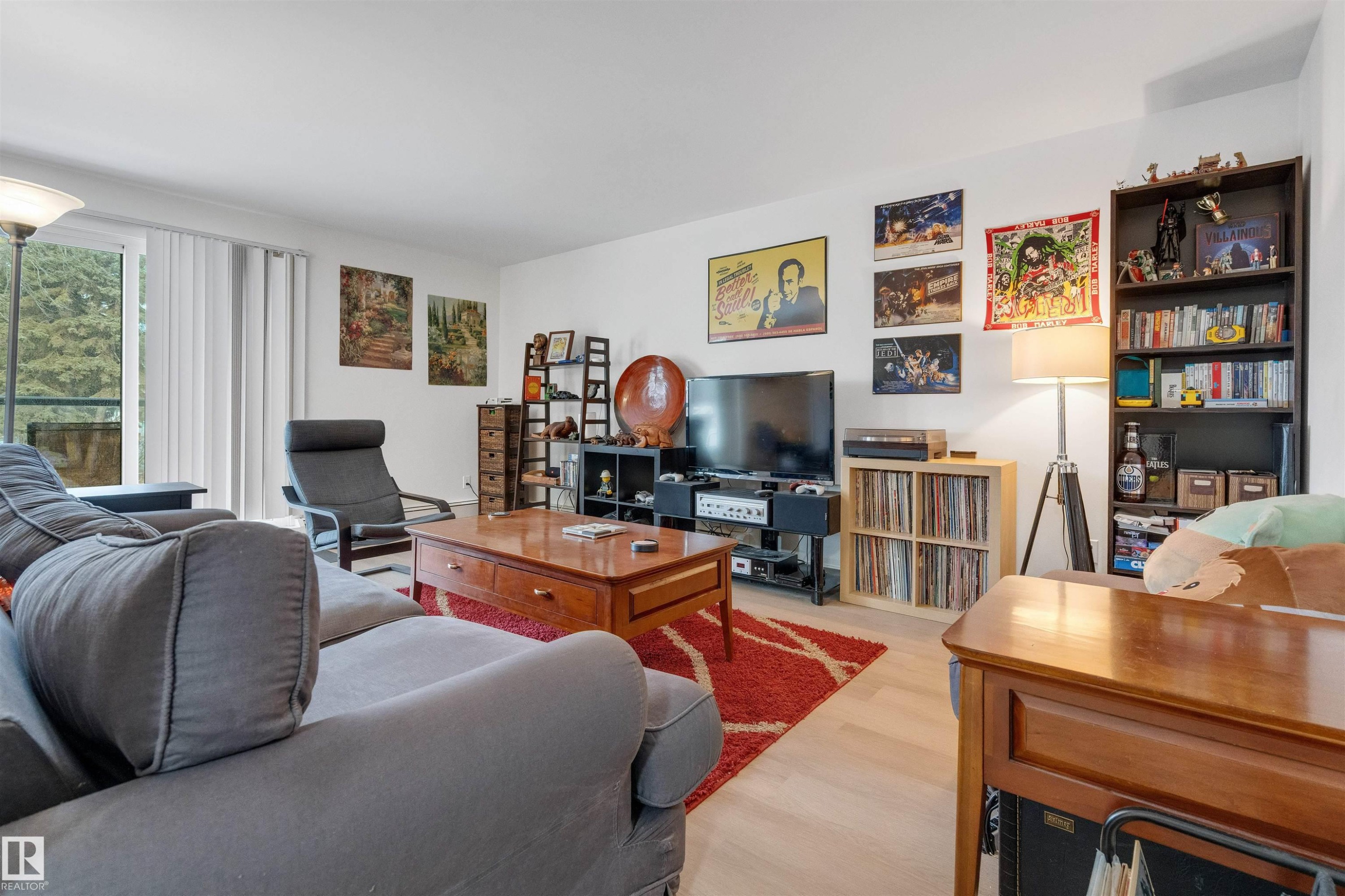 10619 64 Avenue, Edmonton, AB - Indoor Photo Showing Living Room