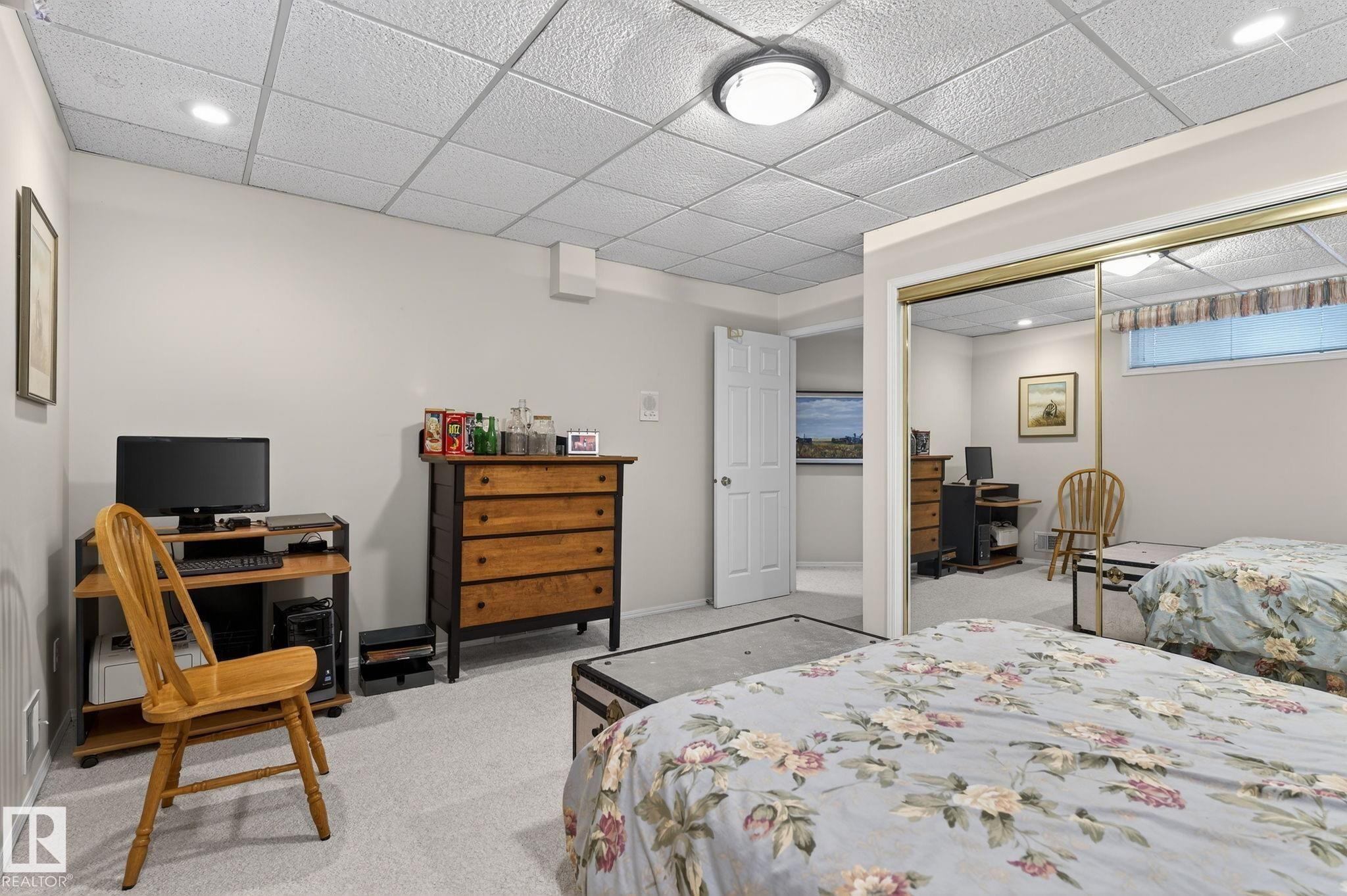 Bedroom featuring a desk, light carpet, a drop ceiling, and a closet - 313 Hedley Way, Edmonton, AB - Indoor Photo Showing Bedroom