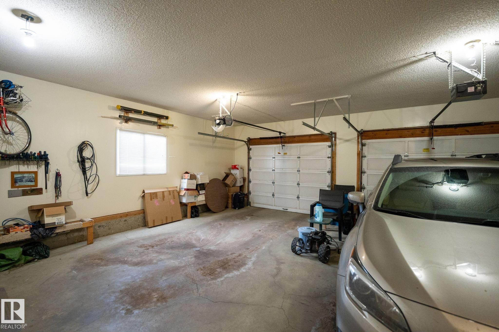 Garage featuring a garage door opener - 313 Hedley Way, Edmonton, AB - Indoor Photo Showing Garage