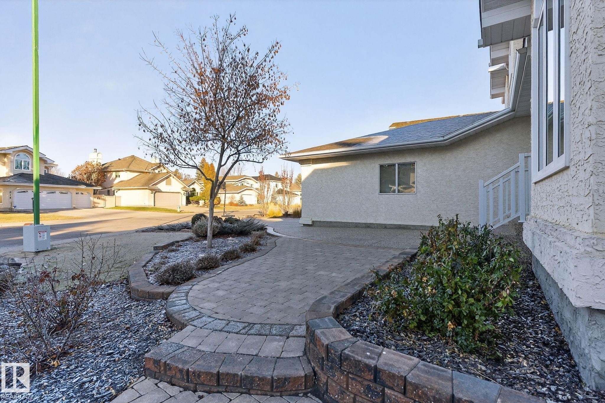 View of yard with a residential view - 313 Hedley Way, Edmonton, AB - Outdoor