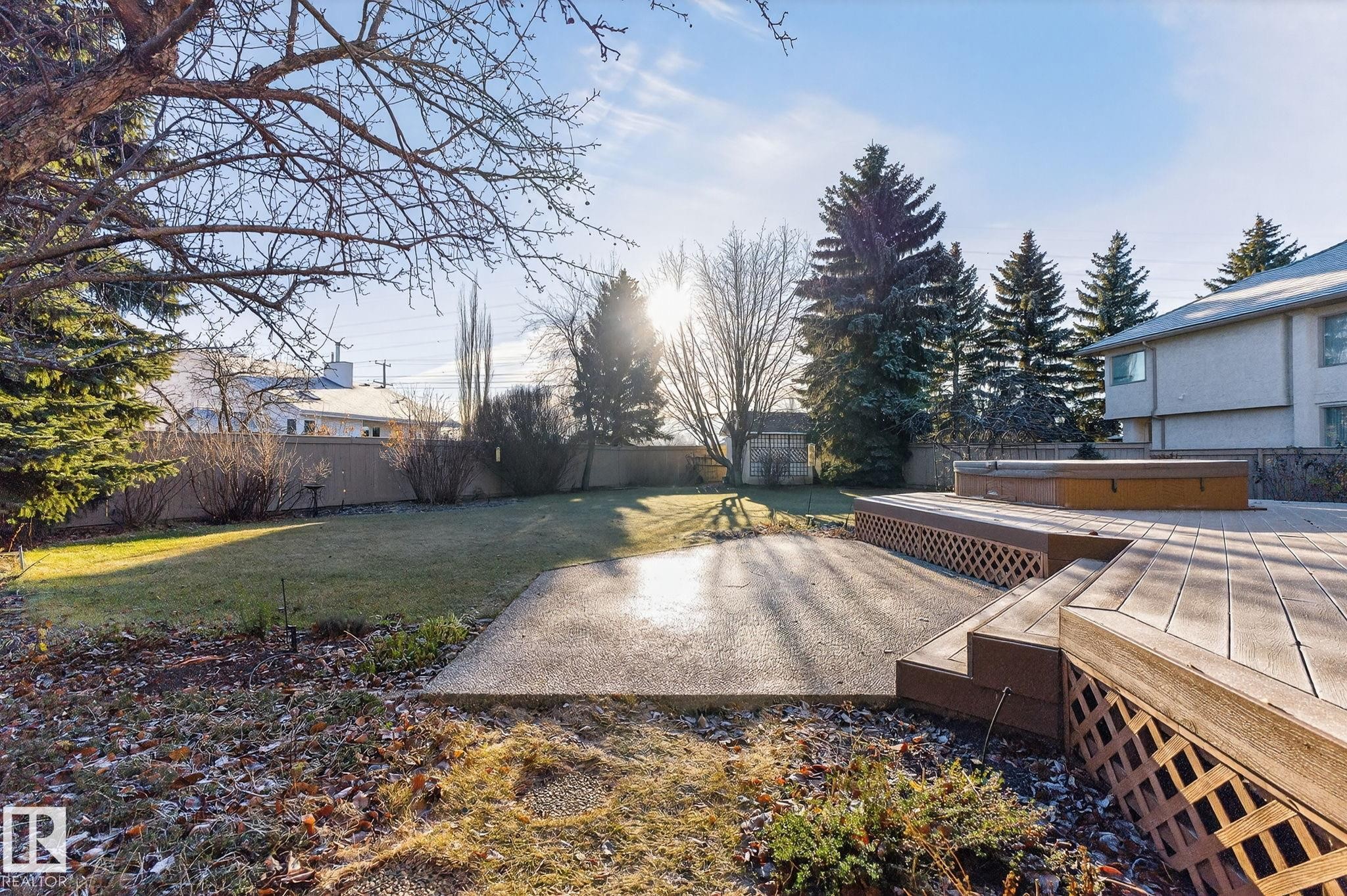 Fenced backyard with a deck - 313 Hedley Way, Edmonton, AB - Outdoor