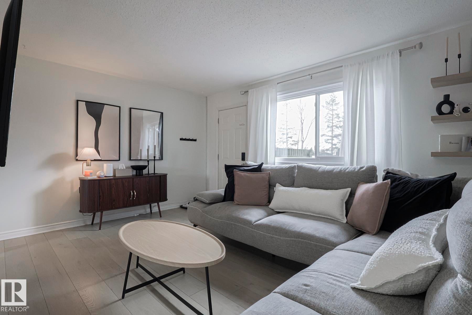 663 Abbottsfield Road, Edmonton, AB - Indoor Photo Showing Living Room