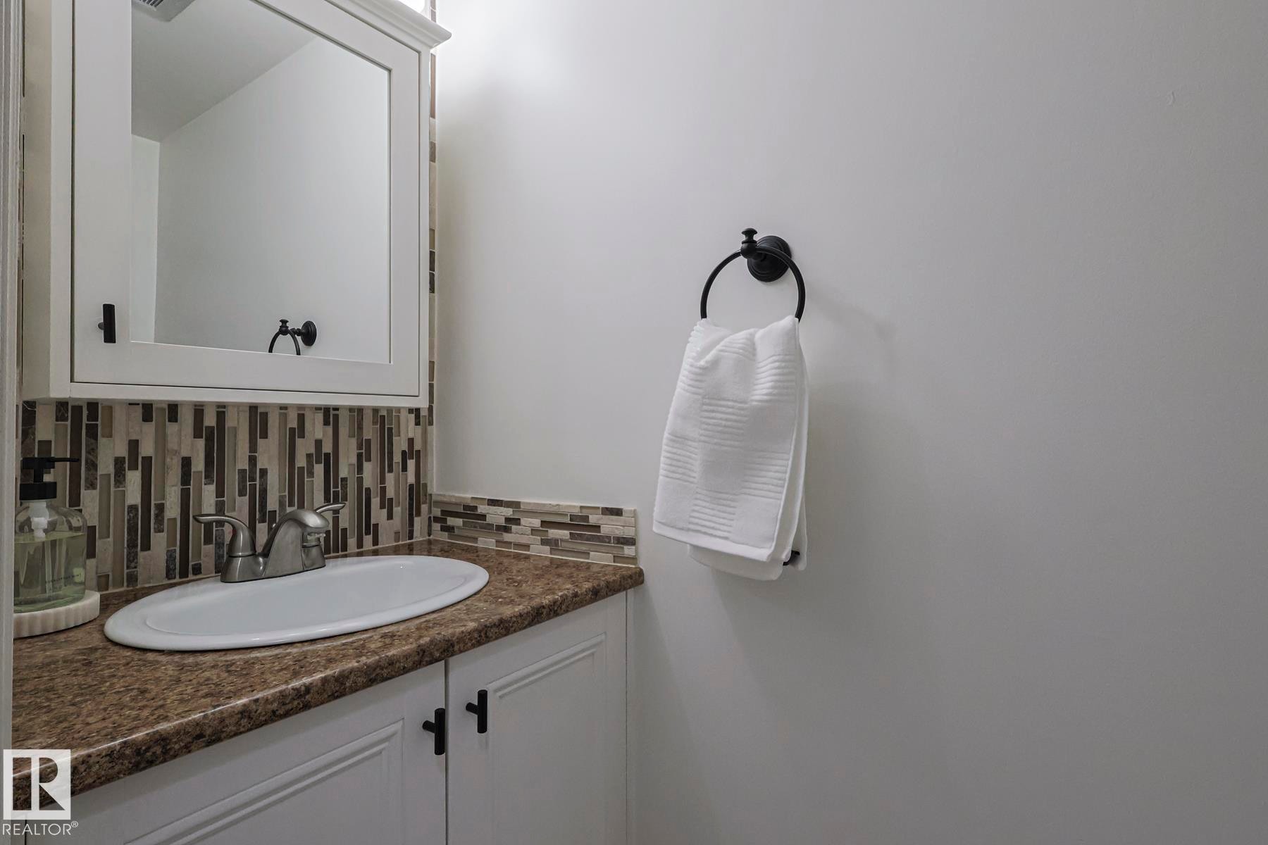 663 Abbottsfield Road, Edmonton, AB - Indoor Photo Showing Bathroom