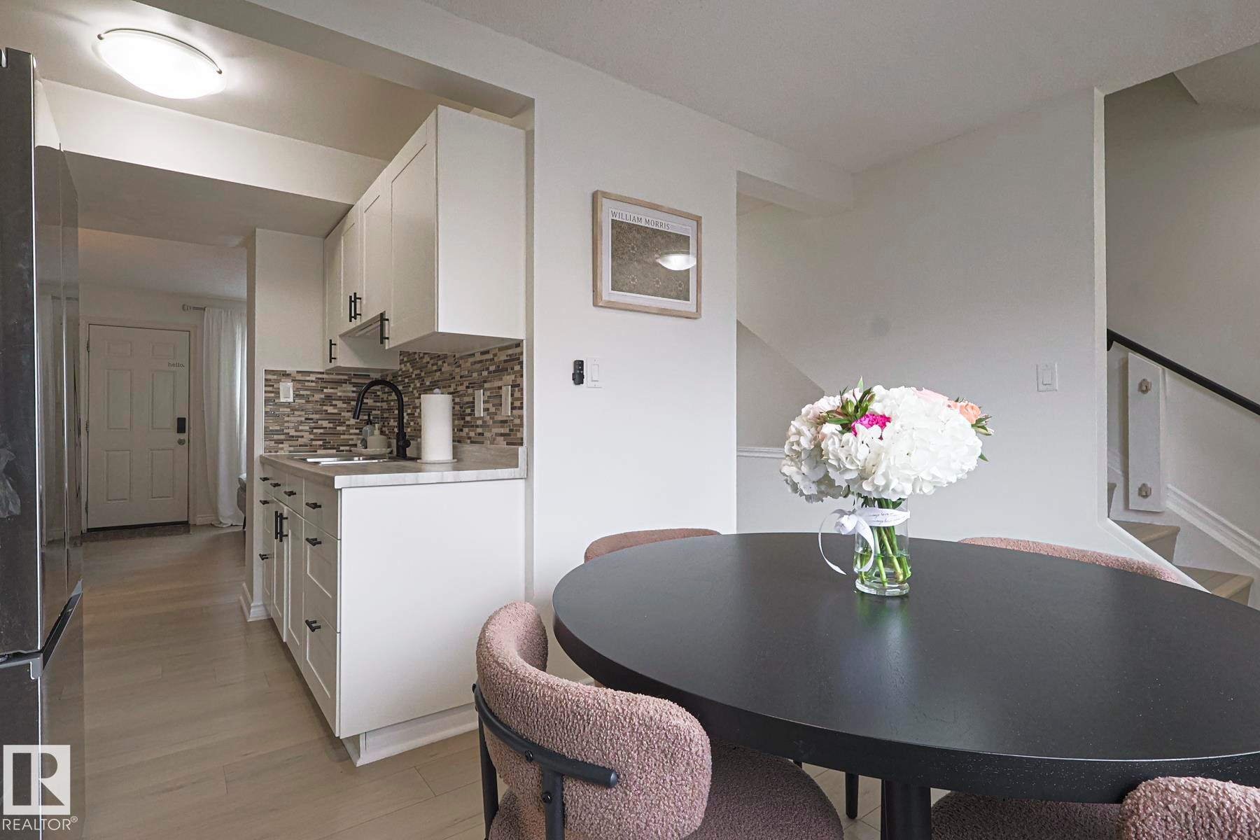 663 Abbottsfield Road, Edmonton, AB - Indoor