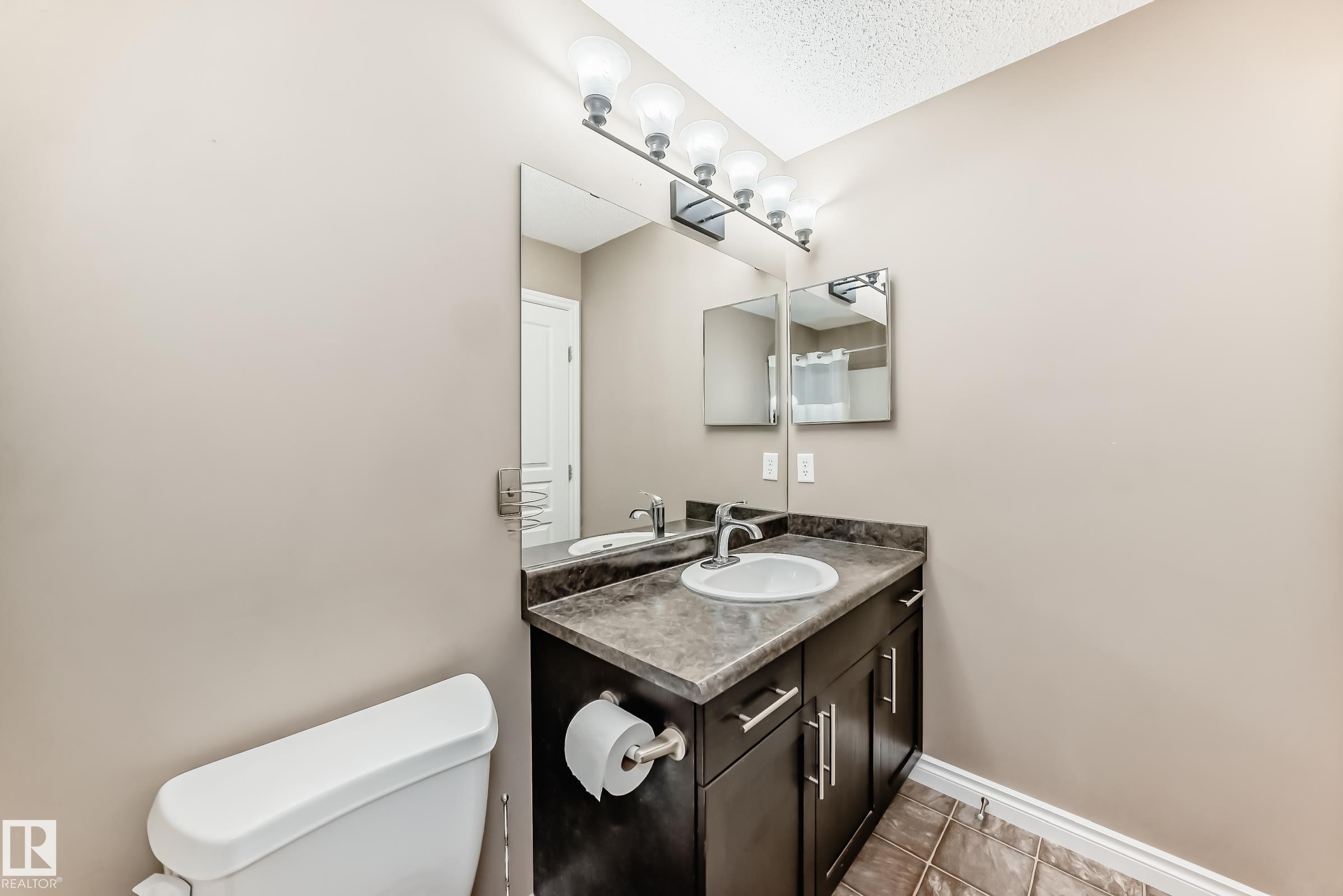 7548 Speaker Way Nw, Edmonton, AB - Indoor Photo Showing Bathroom