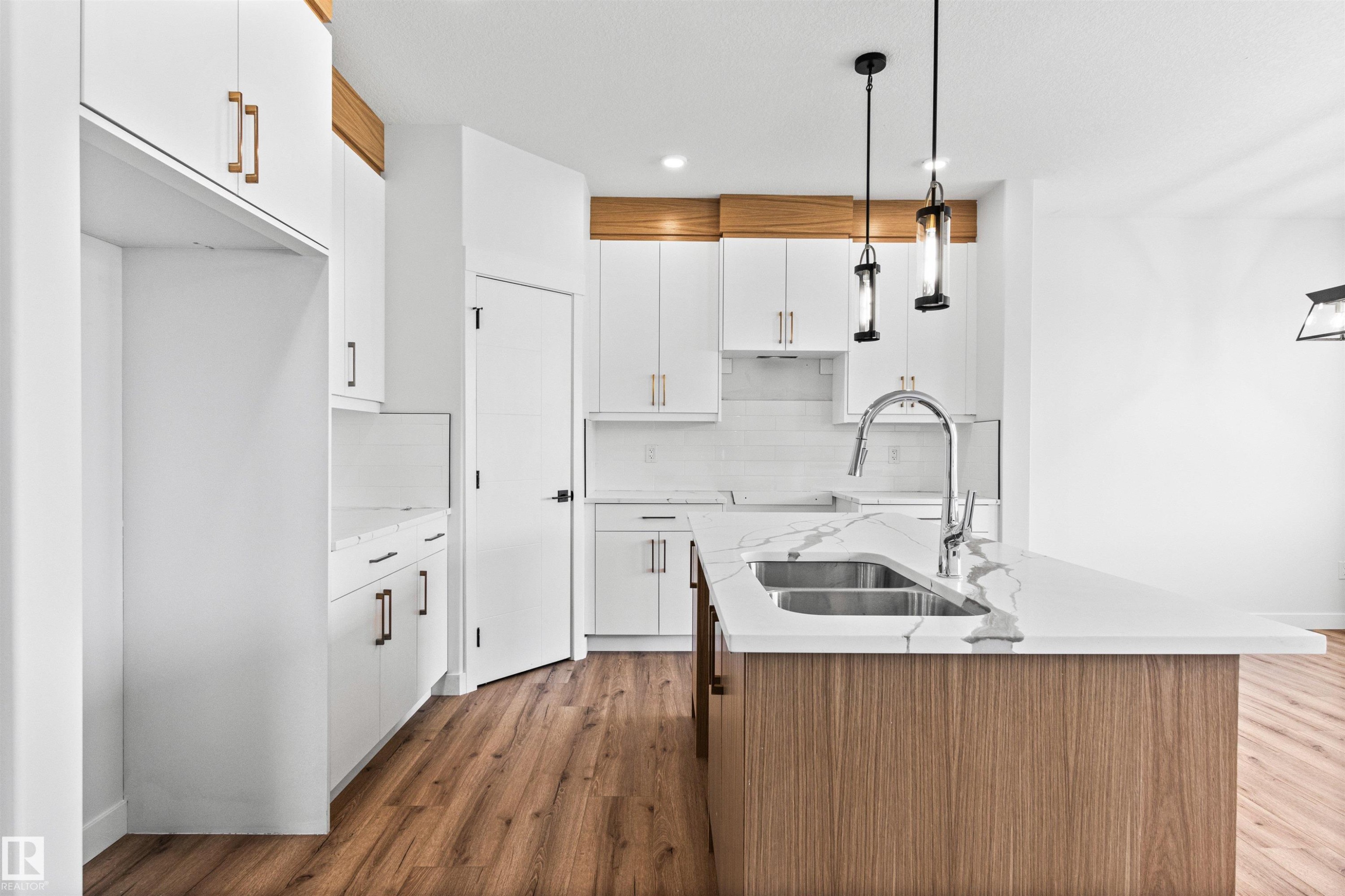 5002 53 Ave, Calmar, AB - Indoor Photo Showing Kitchen With Double Sink With Upgraded Kitchen